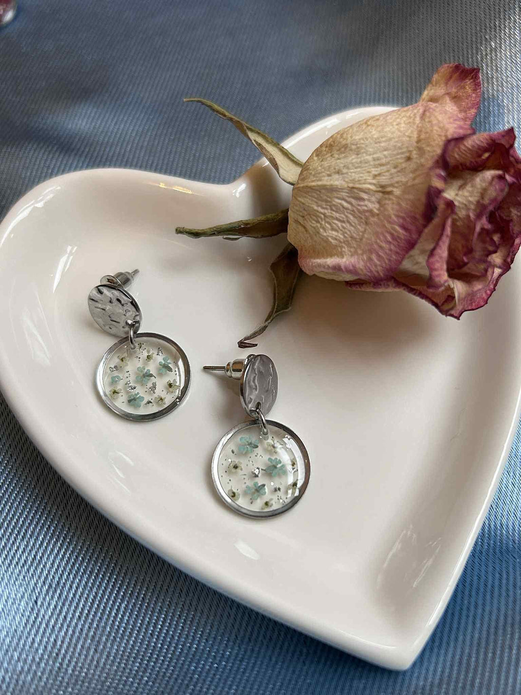 Boucles d'oreilles pendantes rondes en résine avec fleurs séchées
