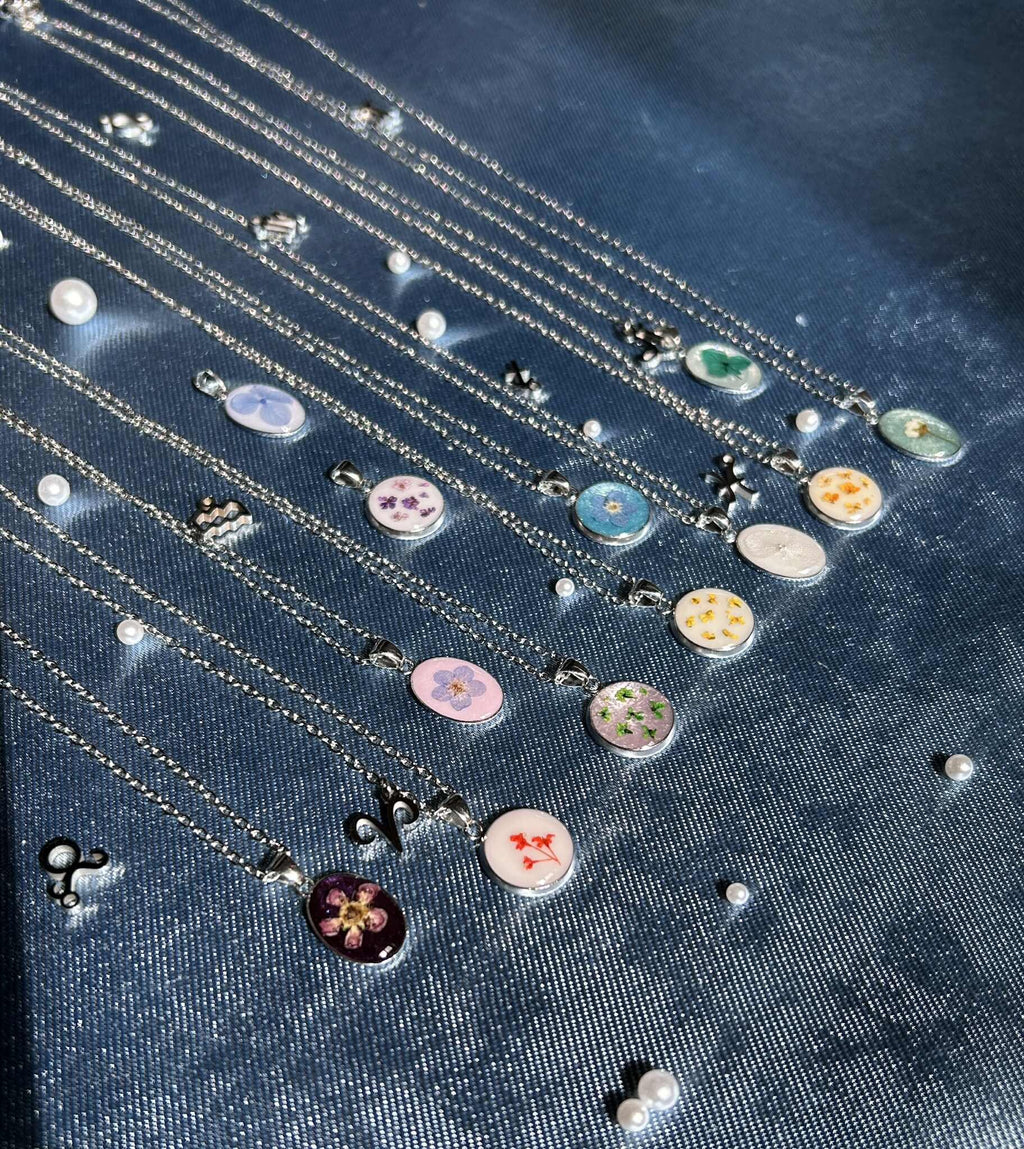 Collier personnalisé avec des fleurs aux couleurs du signe du zodiaque - fleurs séchées