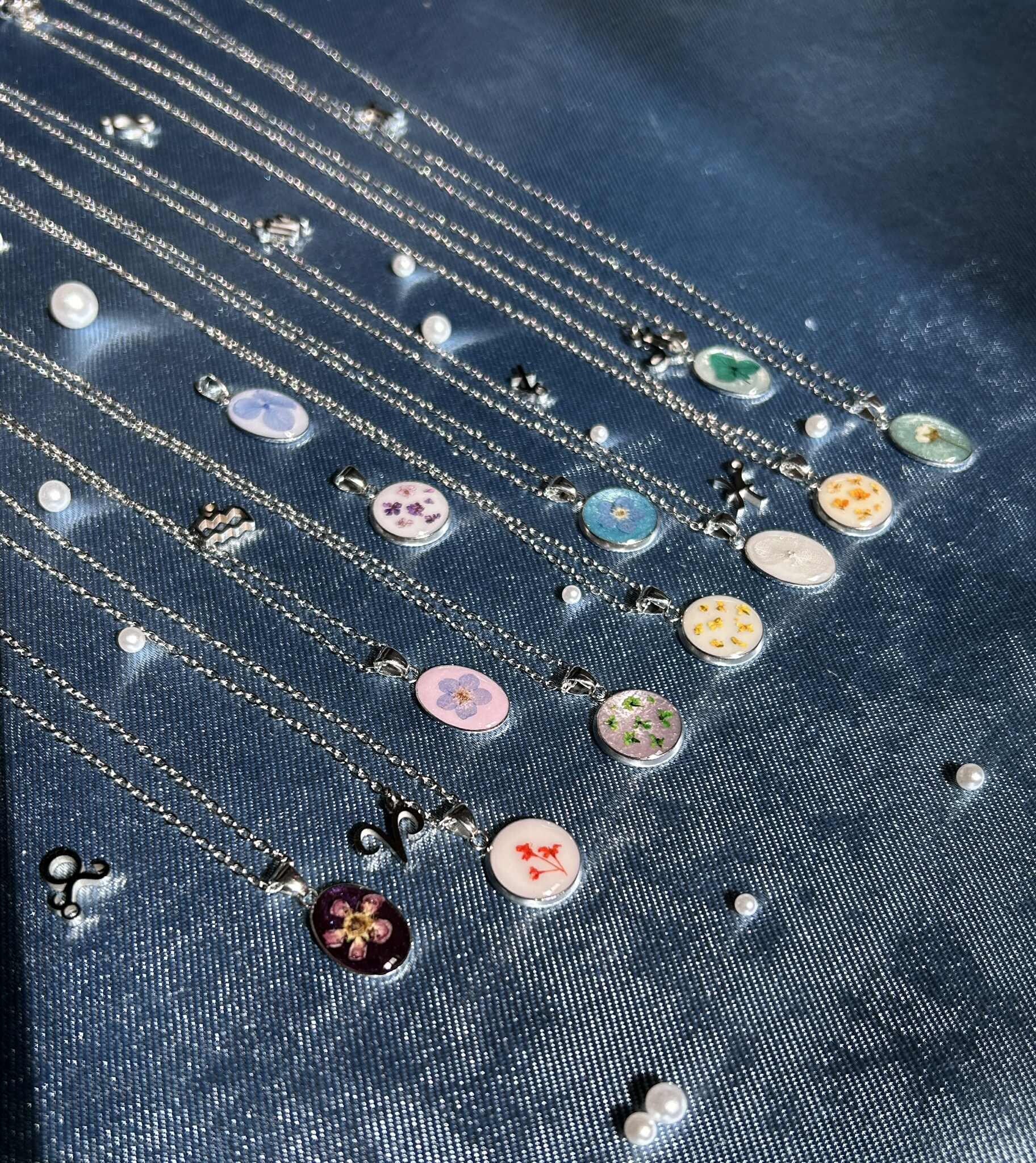 Collier personnalisé avec des fleurs aux couleurs du signe du zodiaque - fleurs séchées