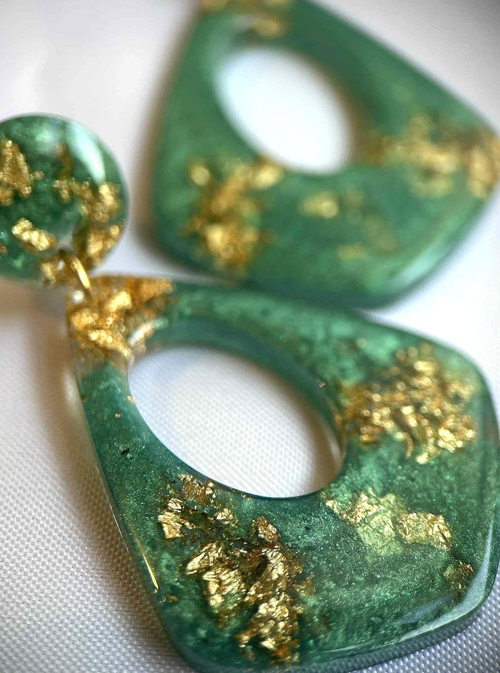 Boucles d'oreilles pendantes - résine et paillettes