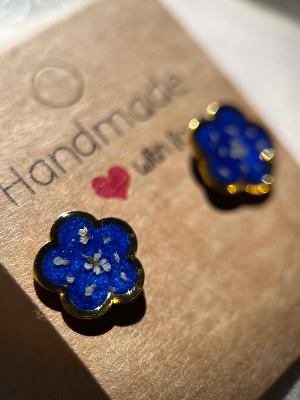 Boucles d'oreilles en résine dorée avec petites fleurs séchées