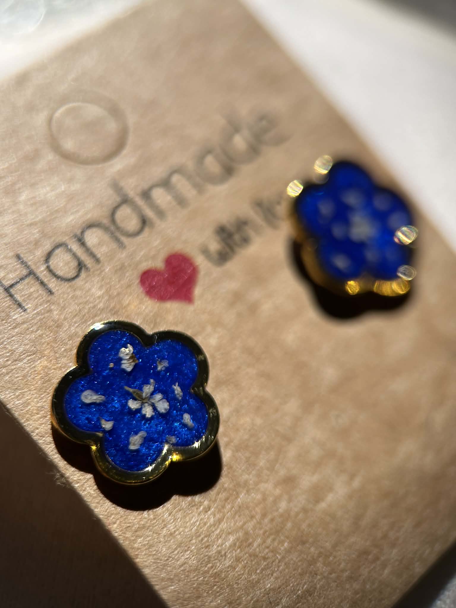 Boucles d'oreilles en résine dorée avec petites fleurs séchées