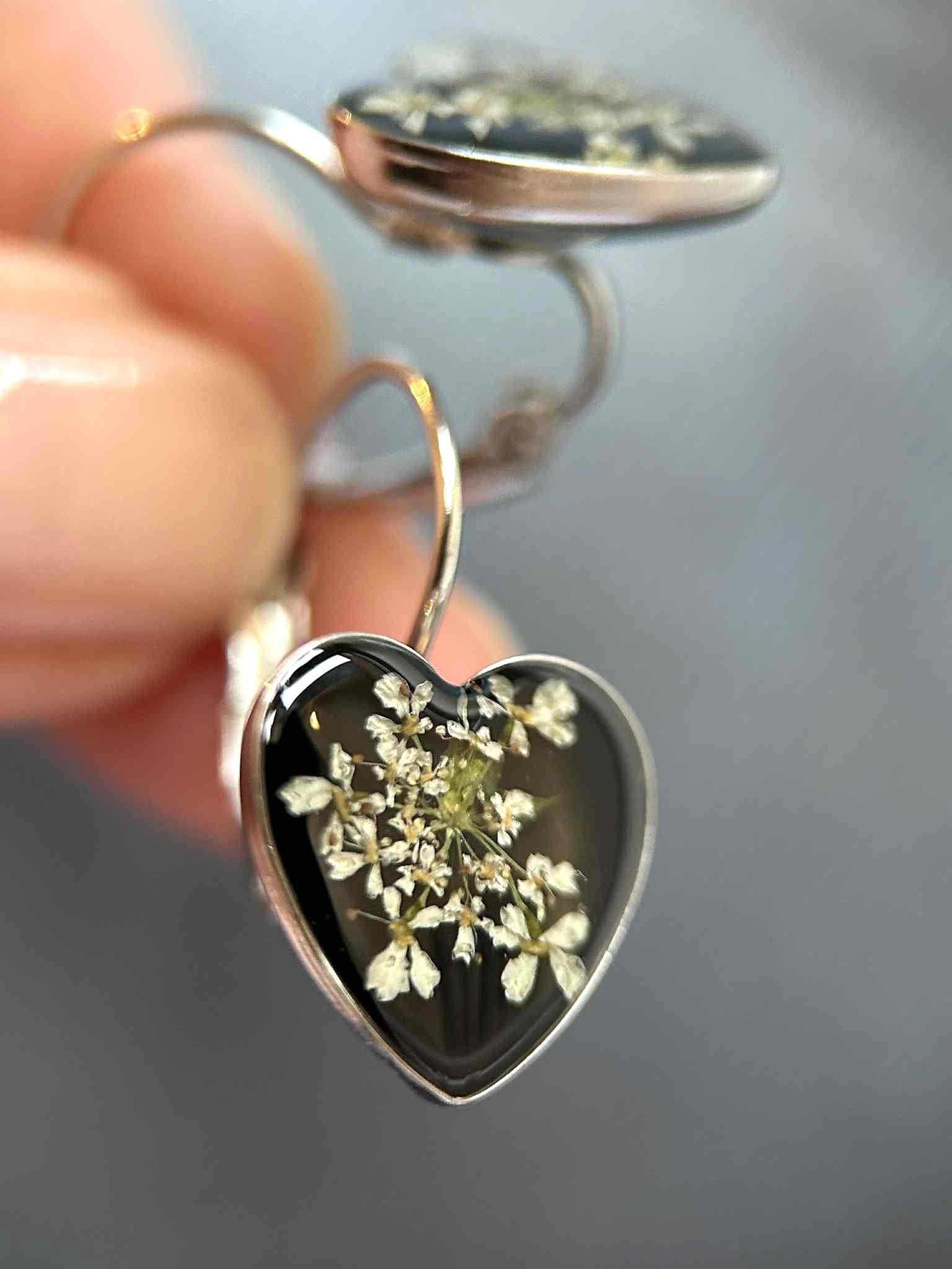 Boucles d'oreilles pendantes en forme de cœur - fleurs séchées
