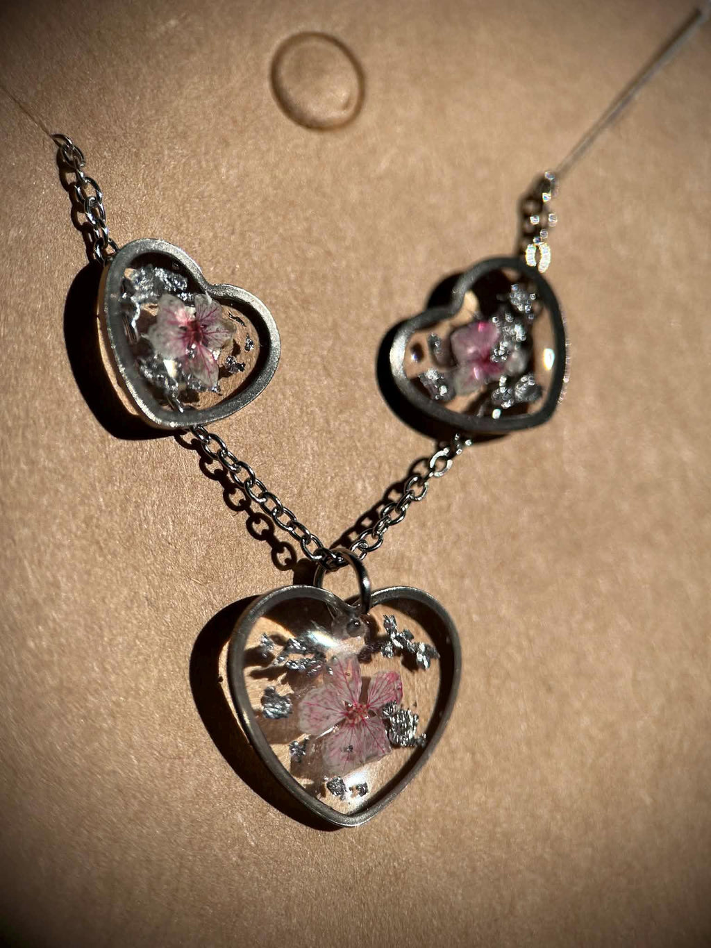 Parure de bijoux - coeurs avec fleurs séchées