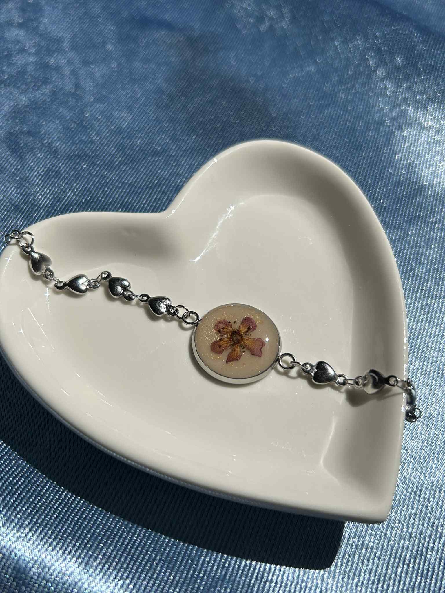 Bracelet ajustable avec pendentif en résine et fleurs séchées