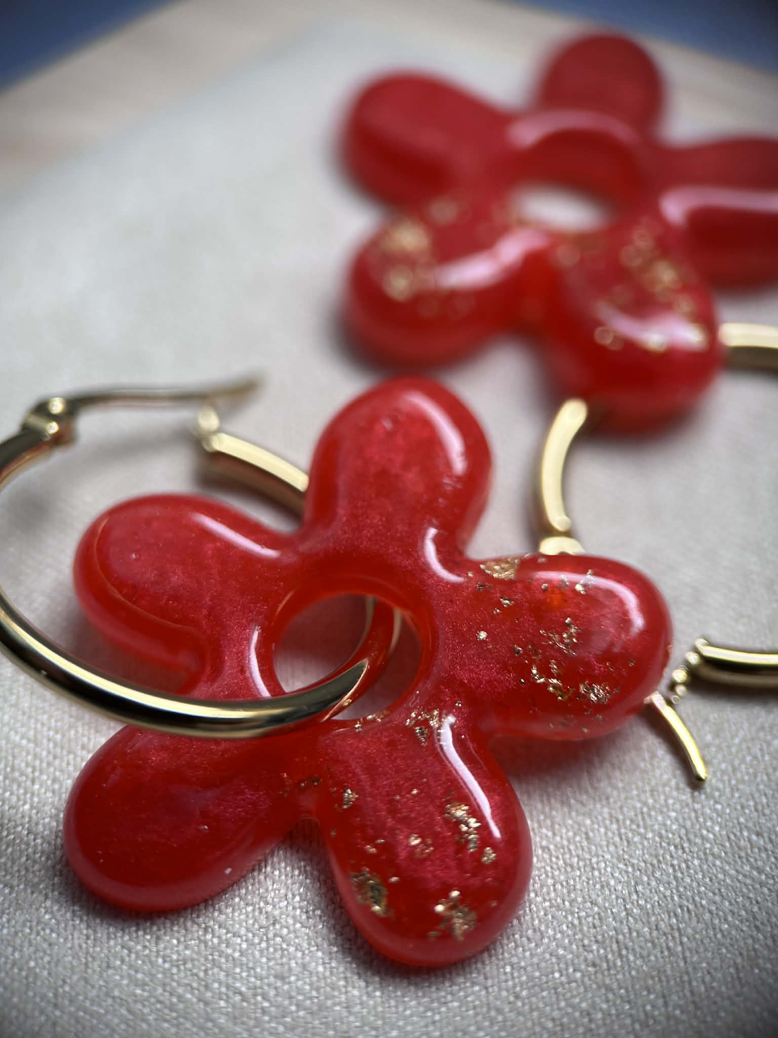 Boucles d'oreilles créoles et pampilles grandes fleurs