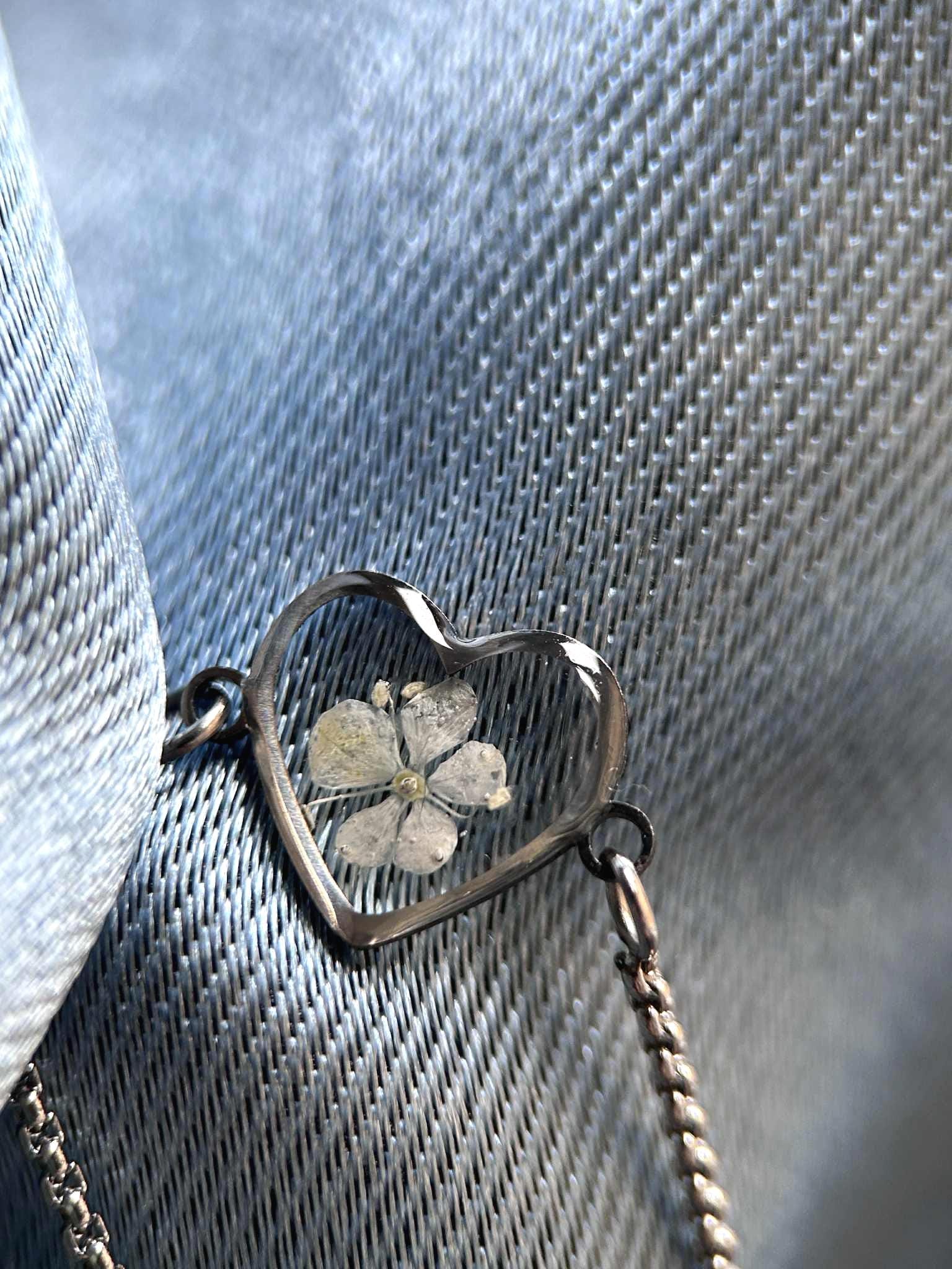 Bracelet ajustable avec pendentif coeur - fleurs sechées et résine