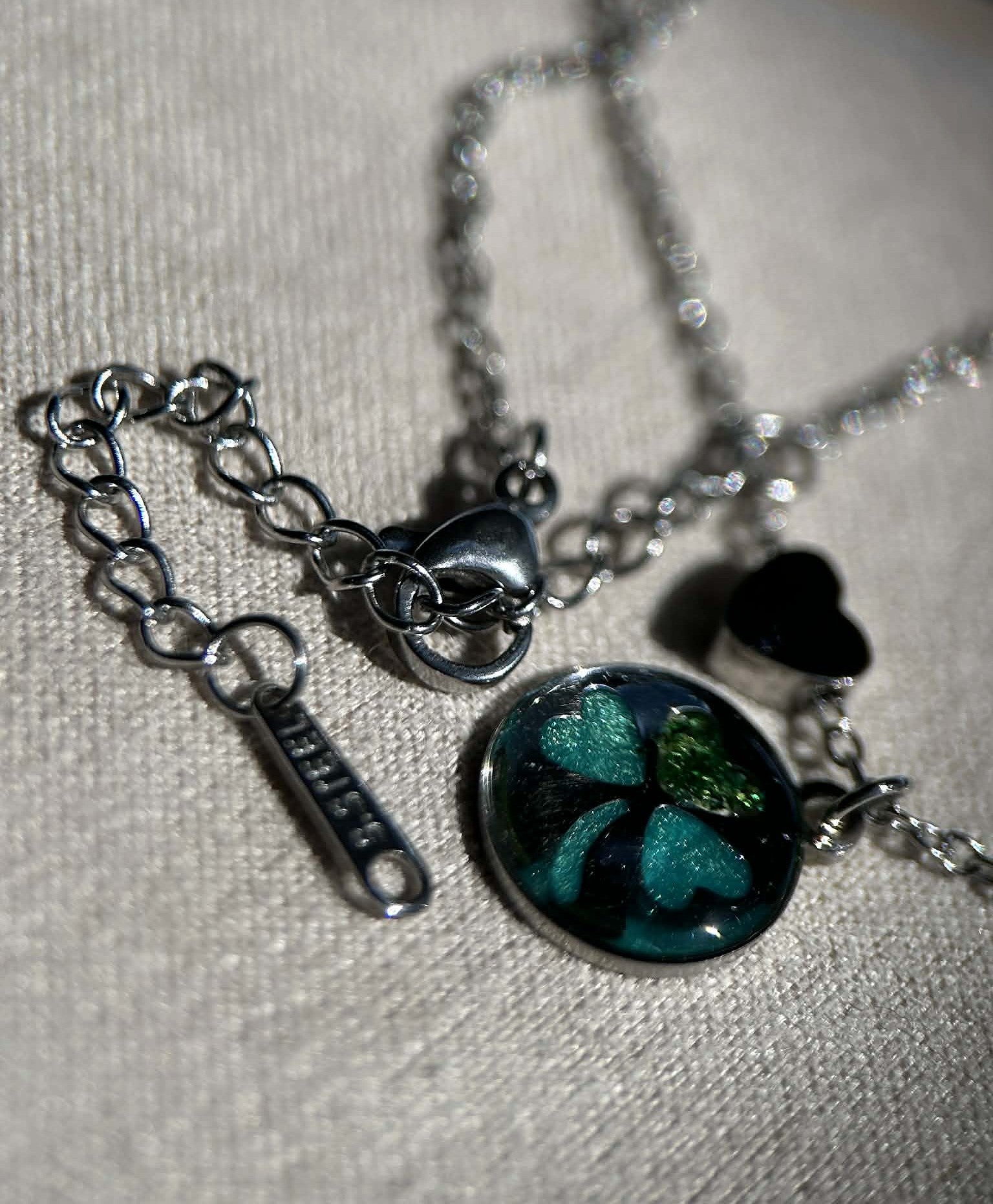 Collier argenté avec trèfle et cœur - collier porte-bonheur
