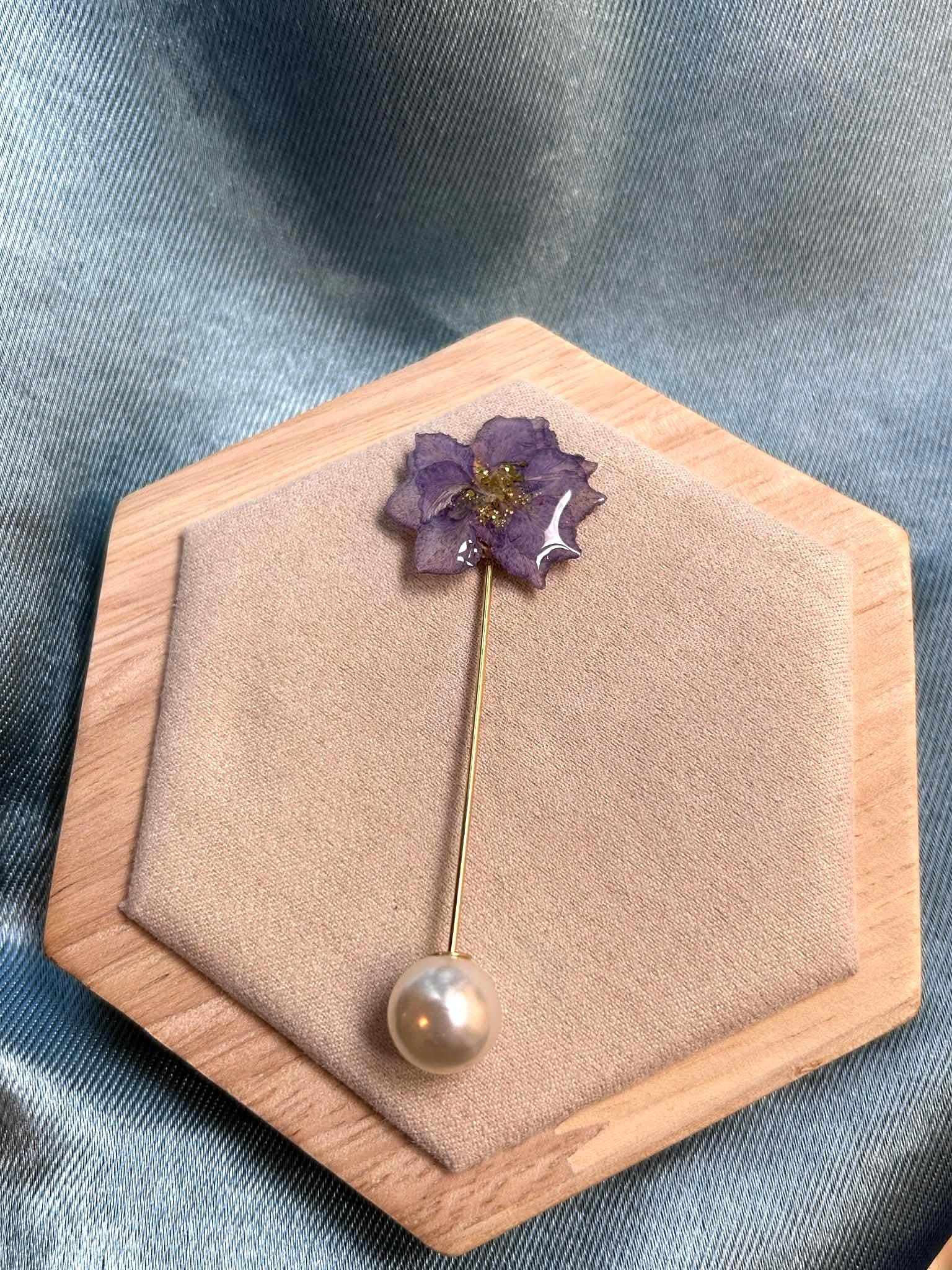 Broche-épingle doré avec fleur naturelle séchée