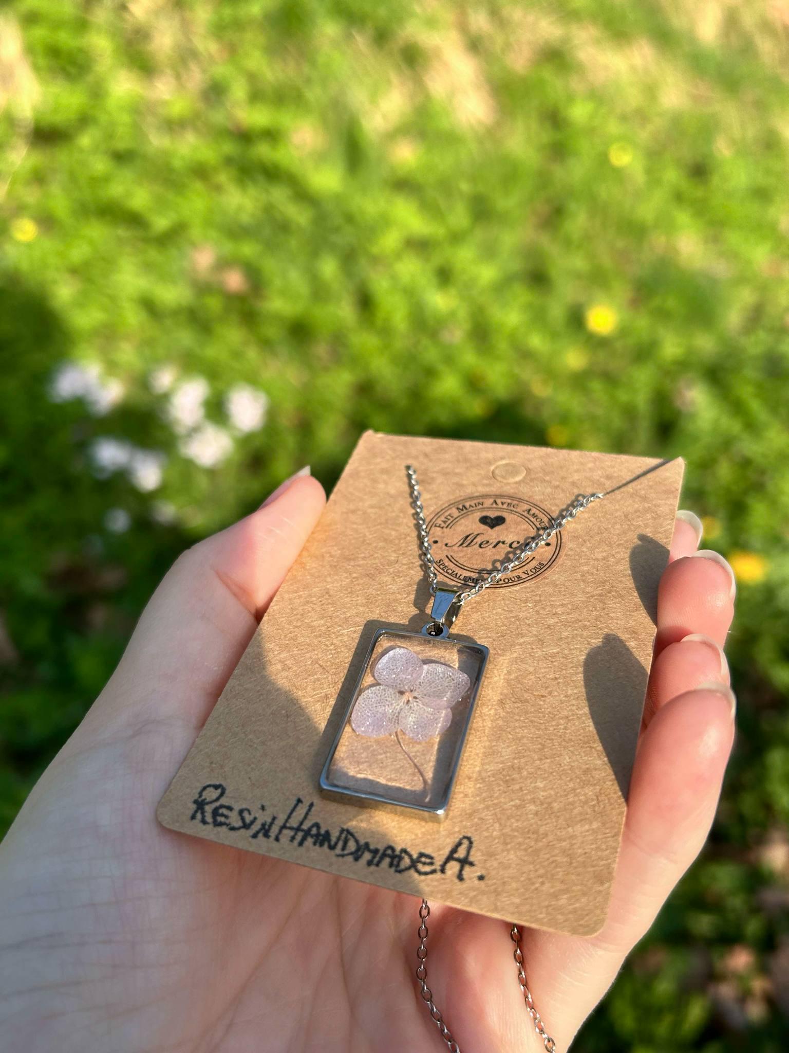 Collier argenté avec pendentif rectangulaire - fleurs naturelles séchées