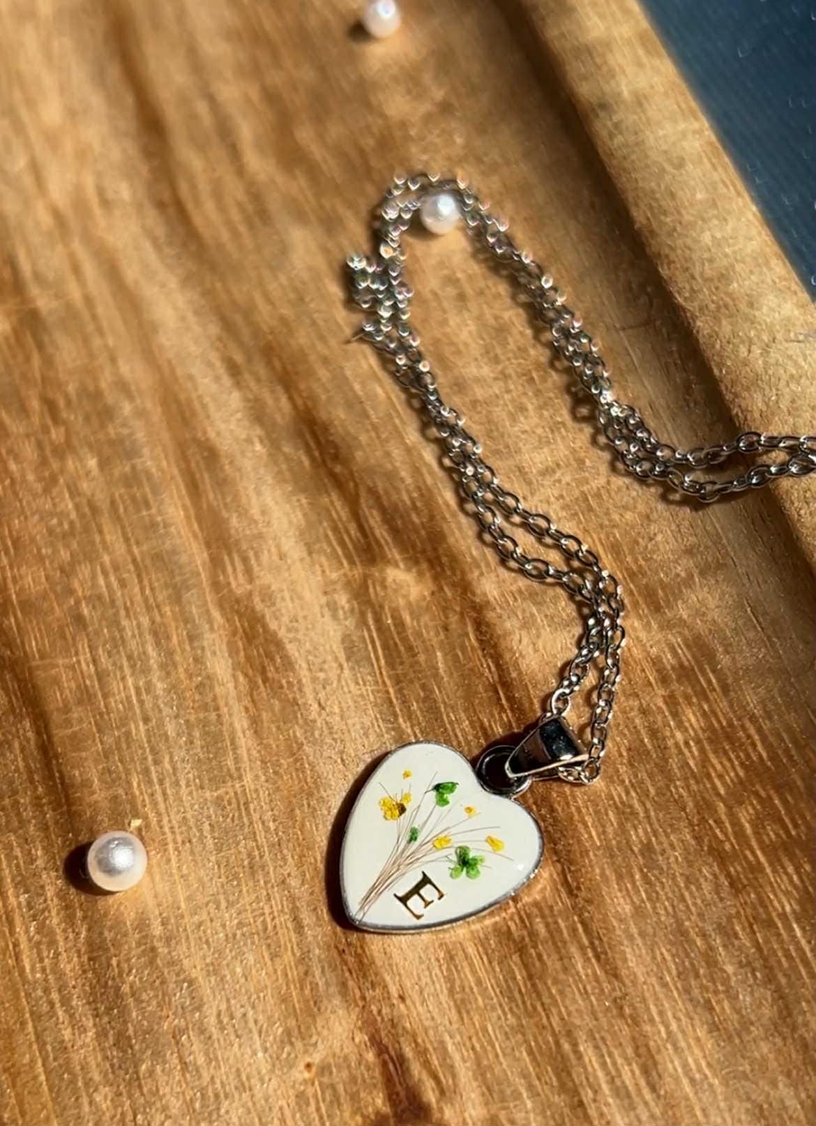 Collier personnalisé avec lait maternel, mèche de cheveux, initiale et fleurs séchées - souvenir de naissance bébé