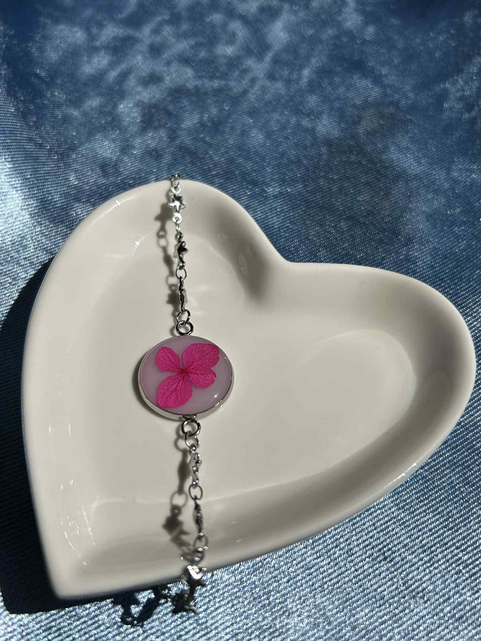 Bracelet ajustable avec pendentif en résine et fleurs séchées