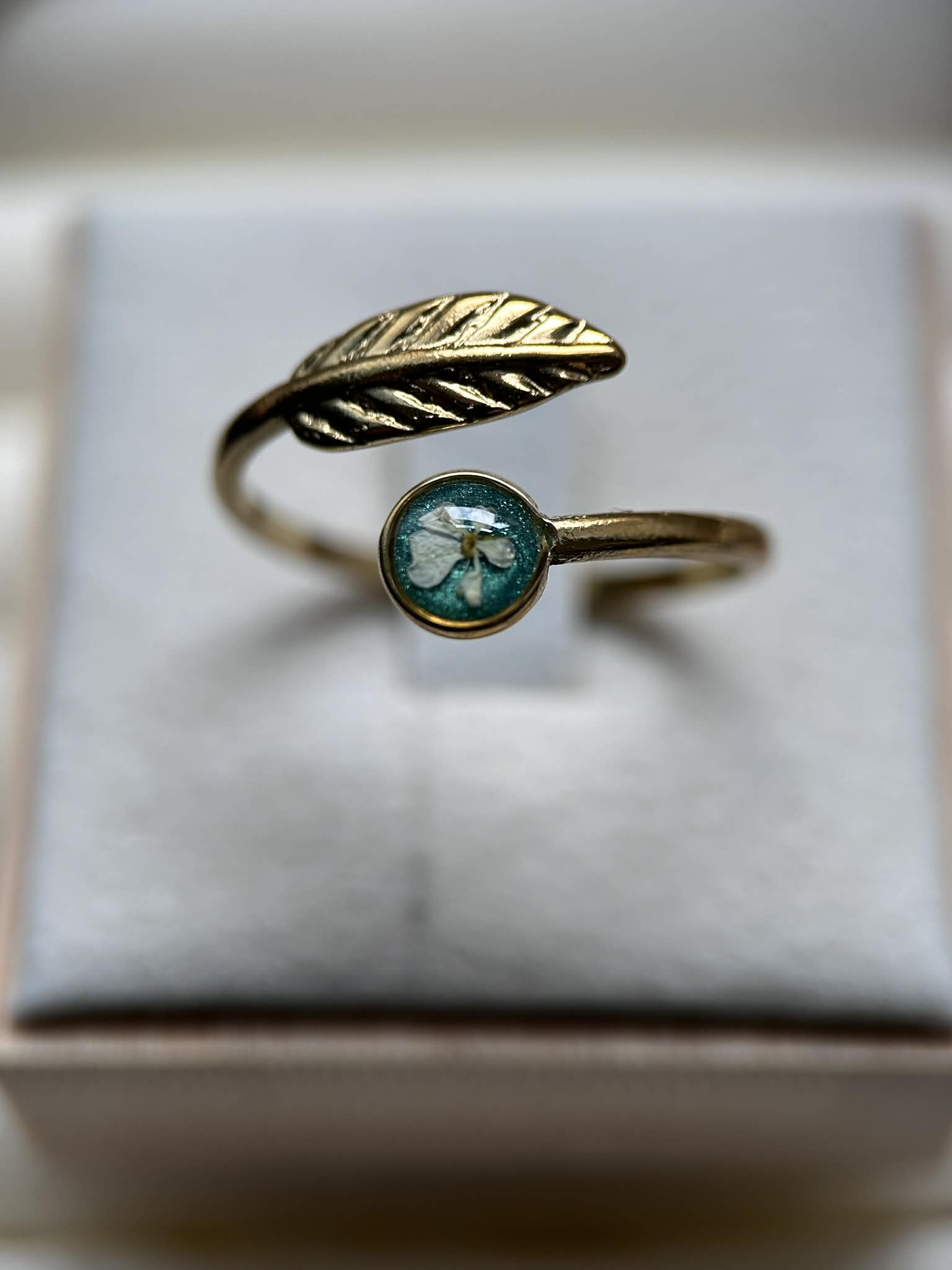 Bague doré ajustable avec petite fleur séchée - feuille doré