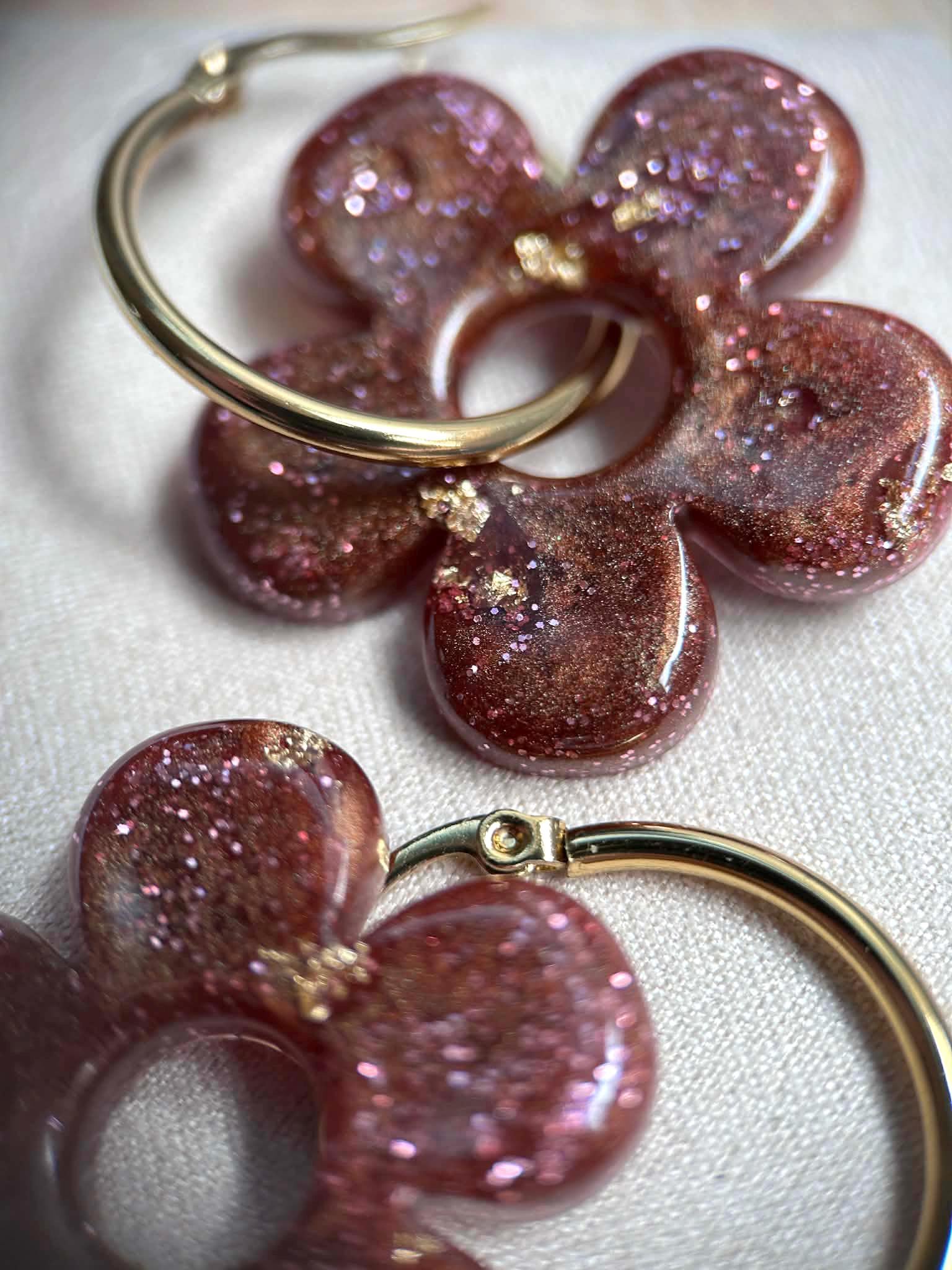 Boucles d'oreilles créoles et pampilles grandes fleurs