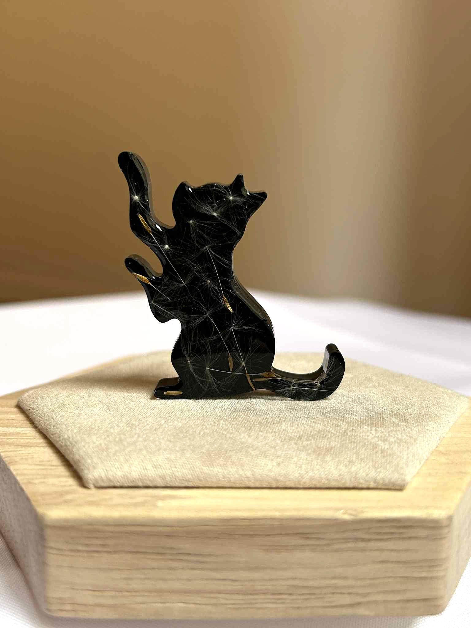 Broche en résine - fleurs séchées et pissenlit - broche chat noir