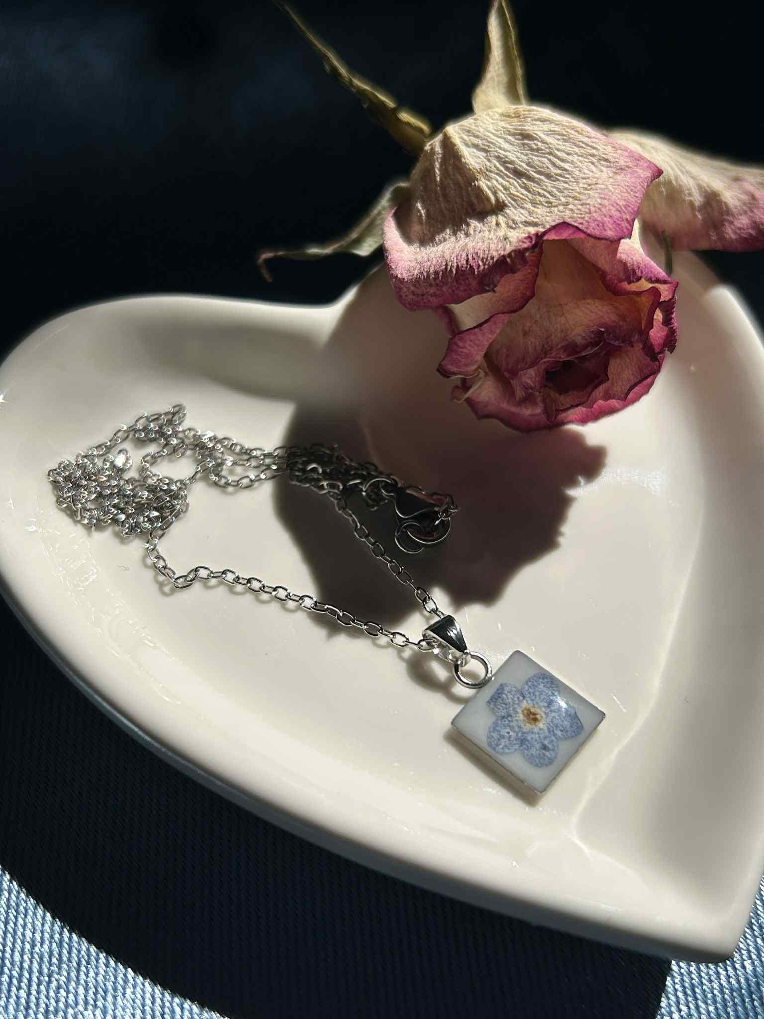 Collier argenté avec pendentif carré - myosotis fleur