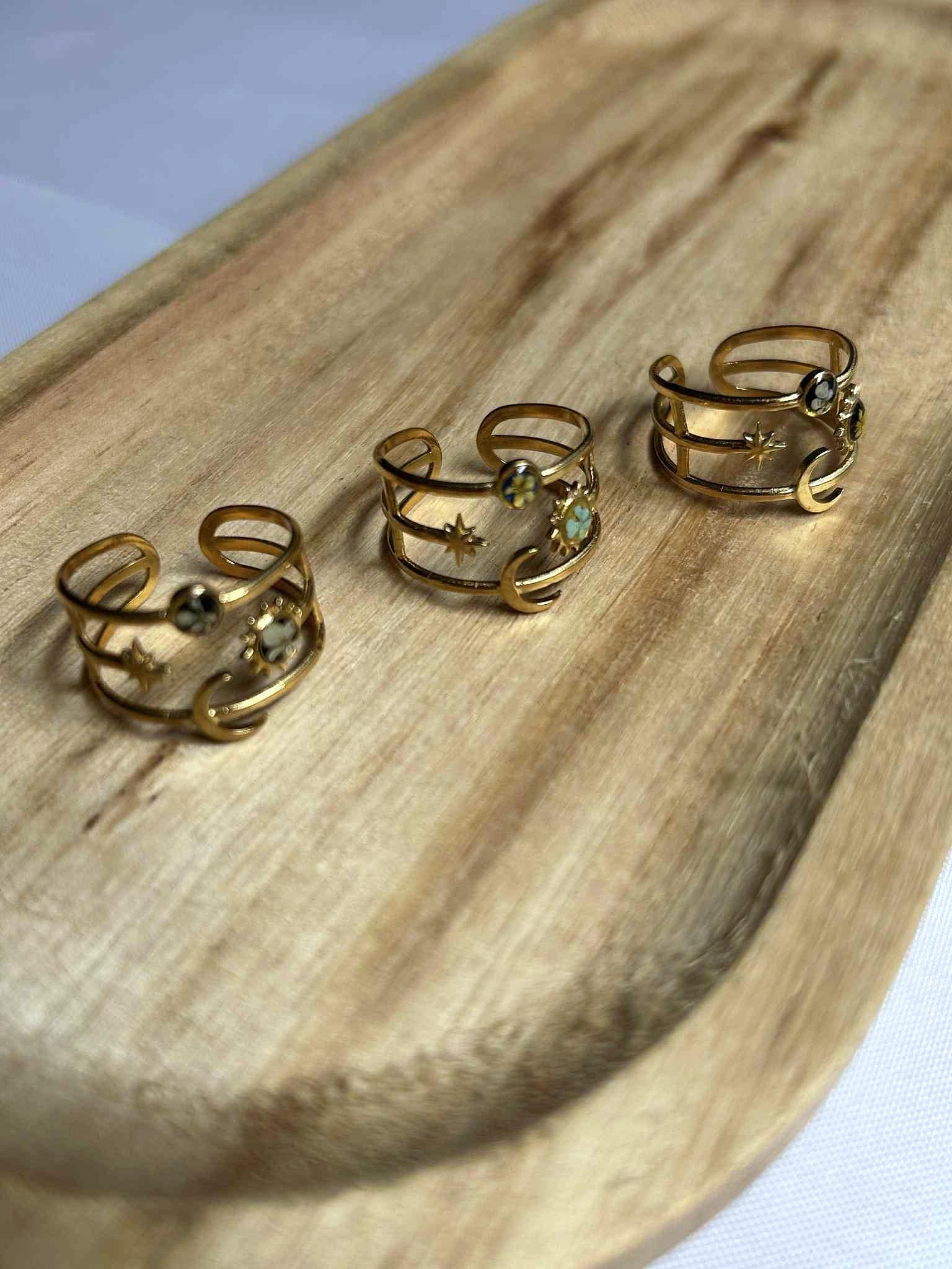 Bague doré céleste - bague ajustable - lune étoile soleil avec petites fleurs séchées
