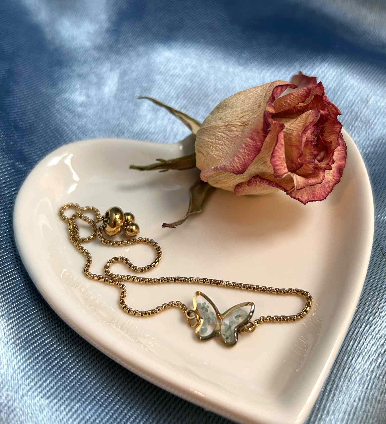 Bracelet ajustable doré avec petites fleurs sechées - forme de papillon