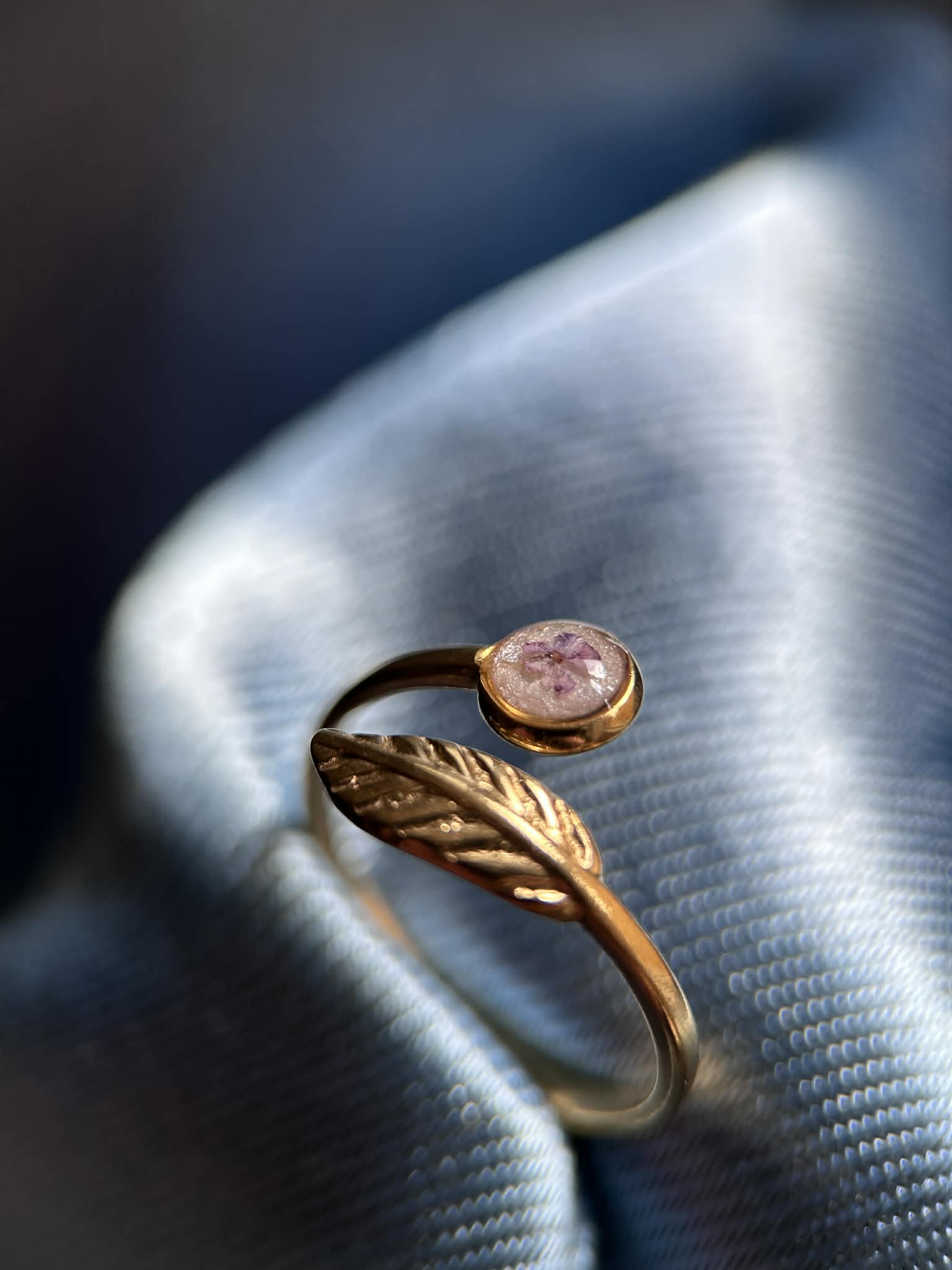 Bague doré ajustable avec petite fleur séchée - feuille doré