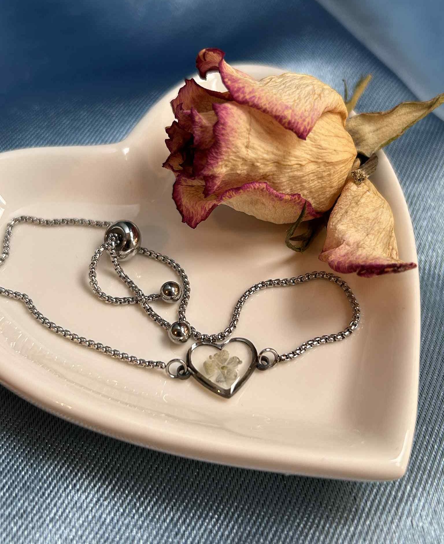 Bracelet ajustable avec pendentif coeur - fleurs sechées et résine