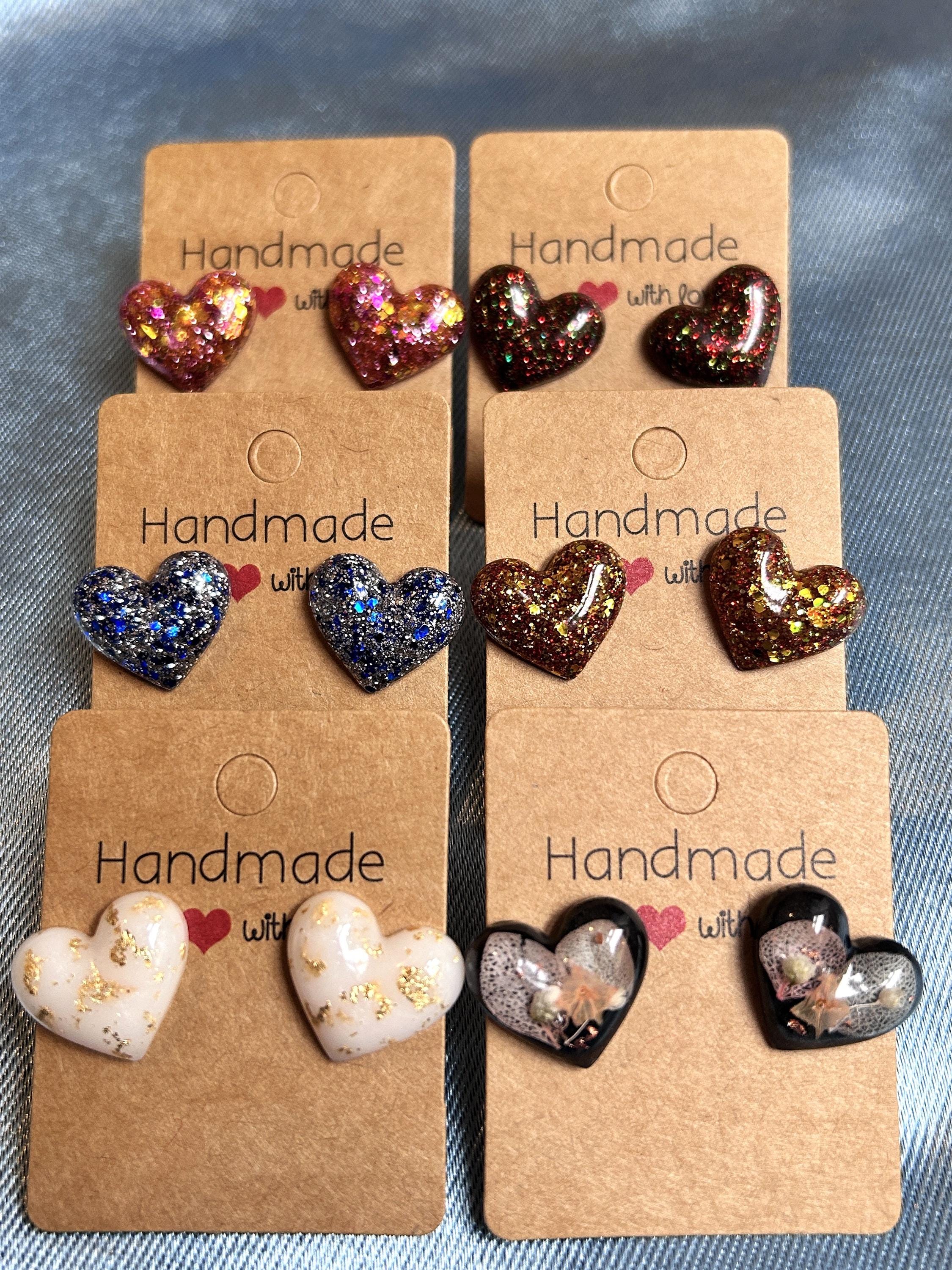 Boucles d'oreilles clous en résine - forme de cœur avec paillettes et fleurs séchées