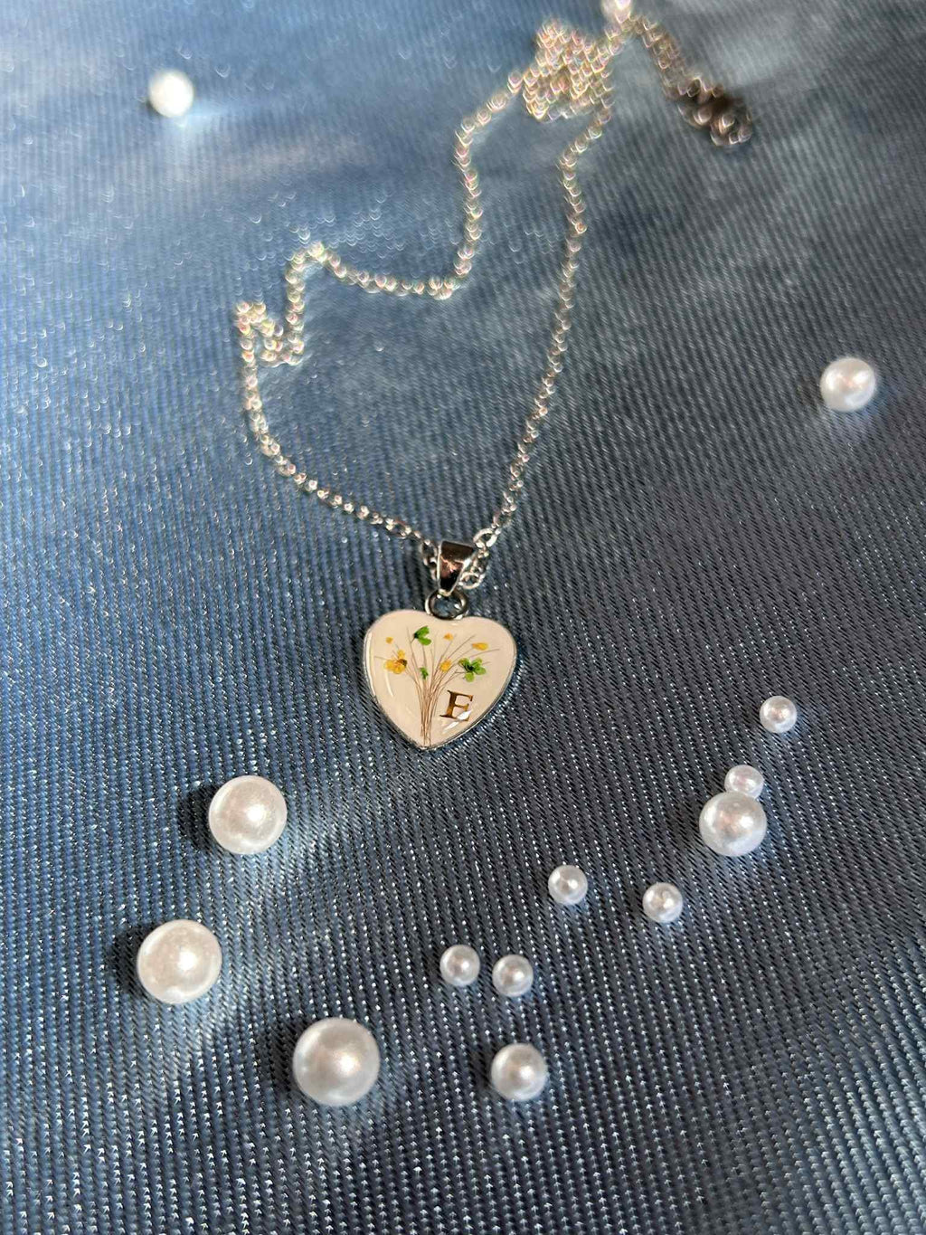 Collier personnalisé avec lait maternel, mèche de cheveux, initiale et fleurs séchées - souvenir de naissance bébé
