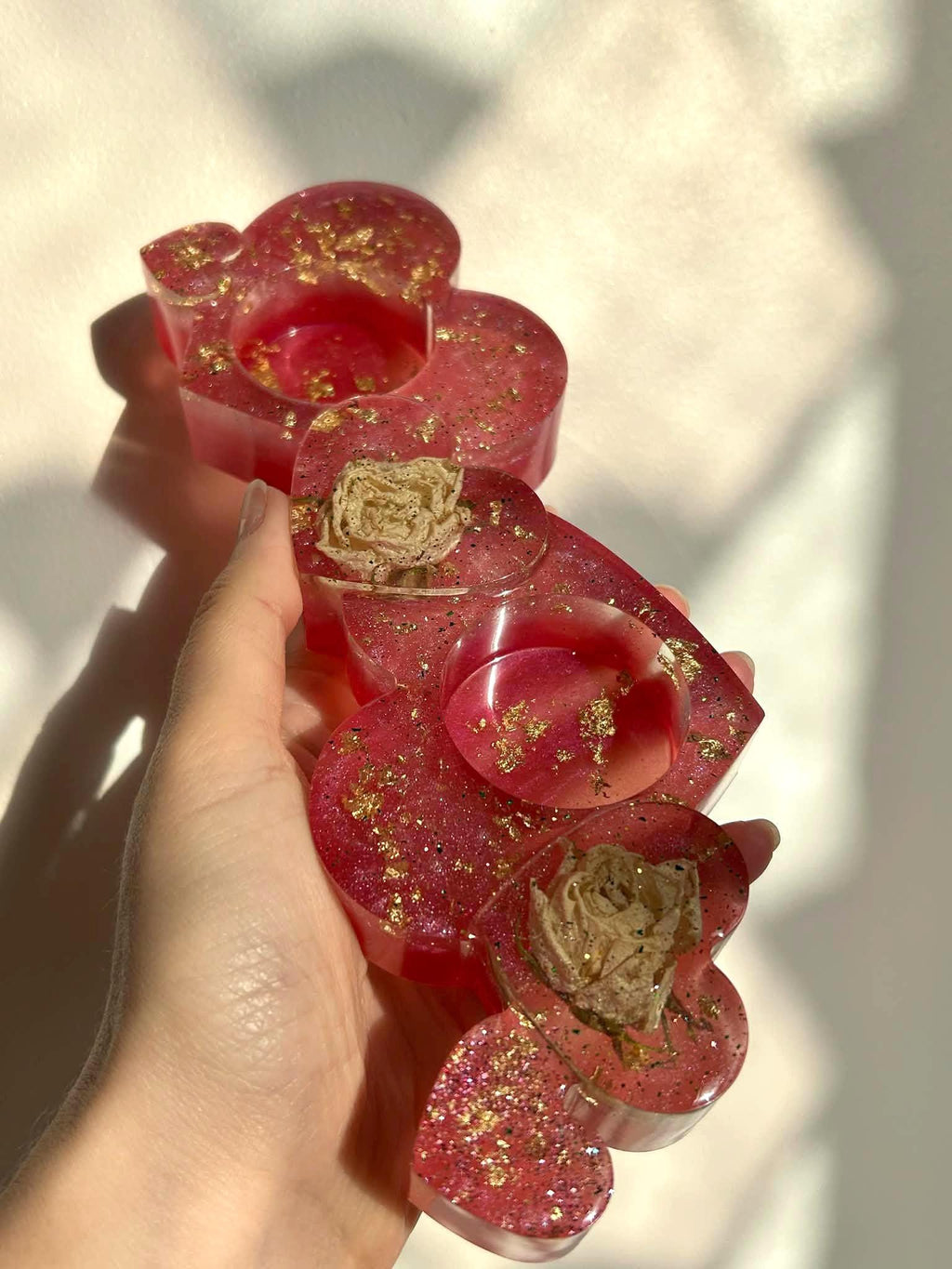 Bougeoir en résine avec roses blanches séchées - forme de cœur