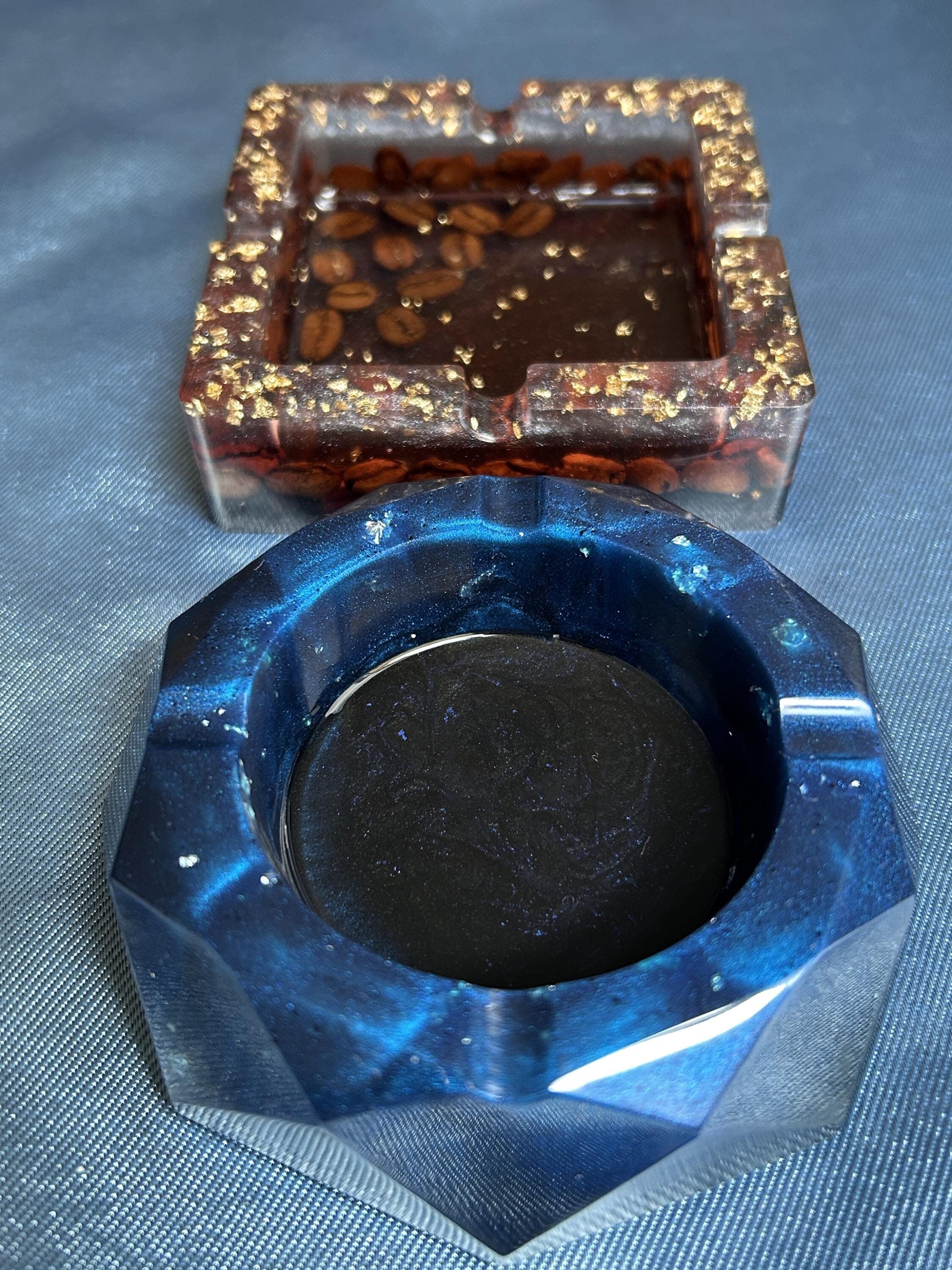 Cendrier en résine bleu - cendrier avec grains de café plus feuille doré
