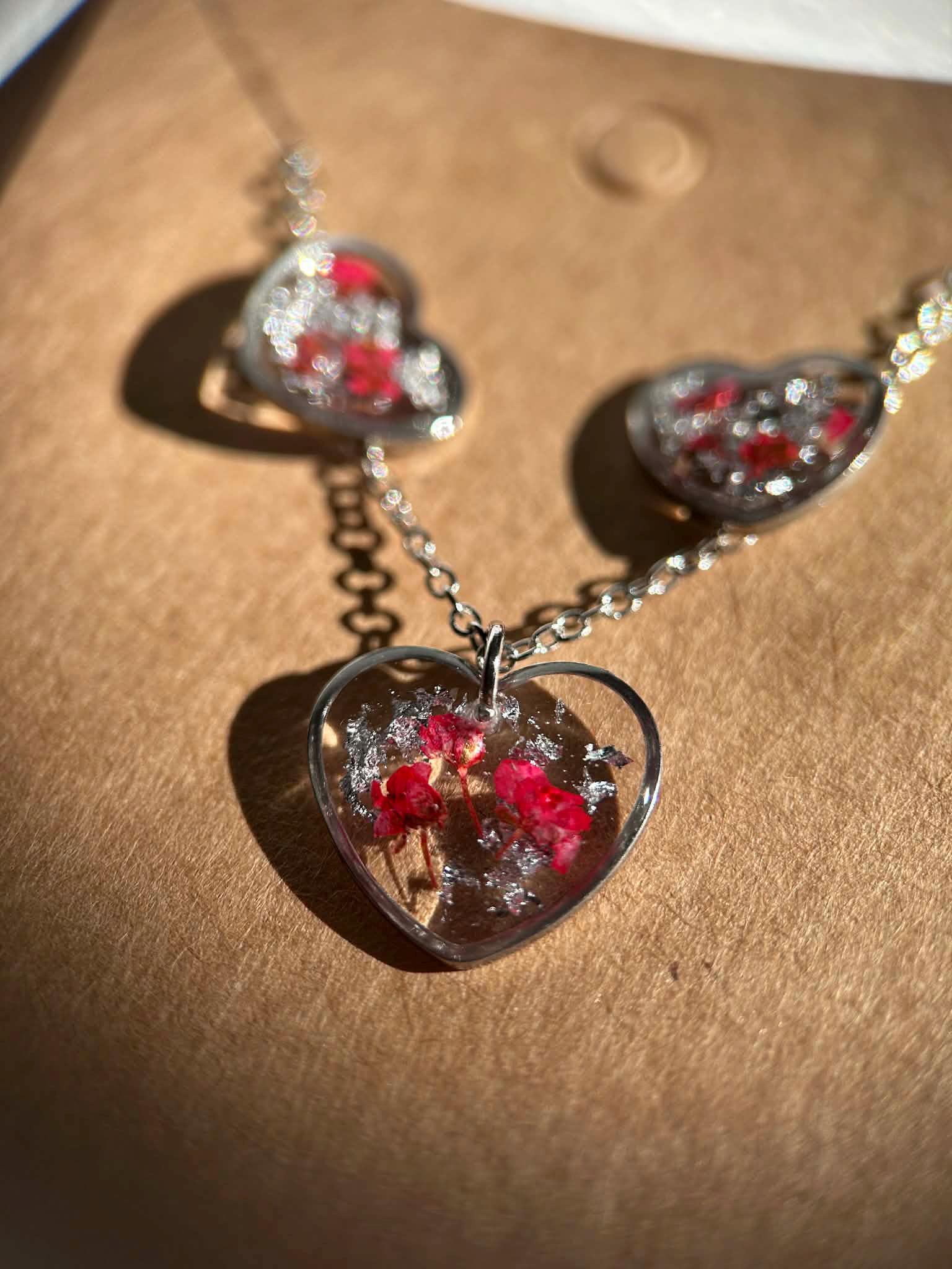 Parure de bijoux - coeurs avec fleurs séchées