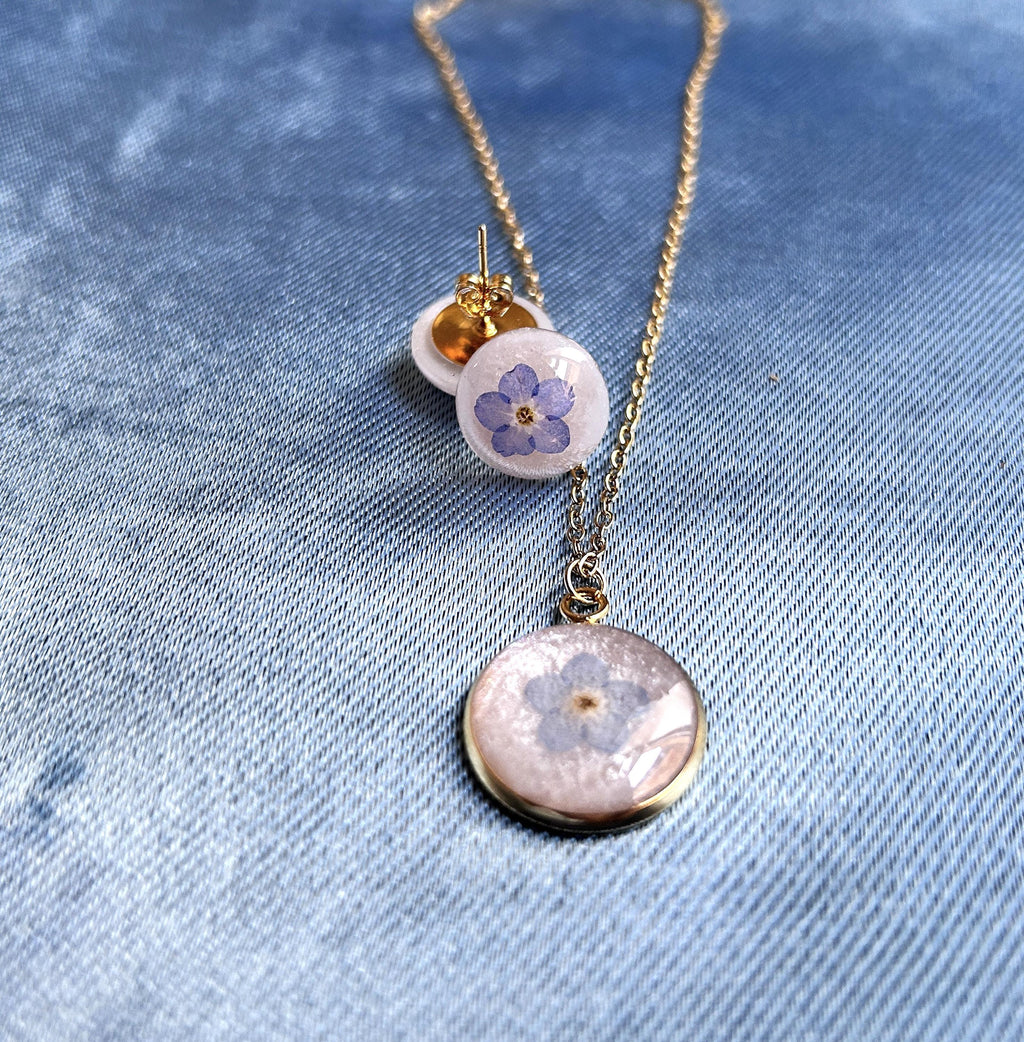 Parure de bijoux : collier et clous d'oreilles - résine et fleurs séchées