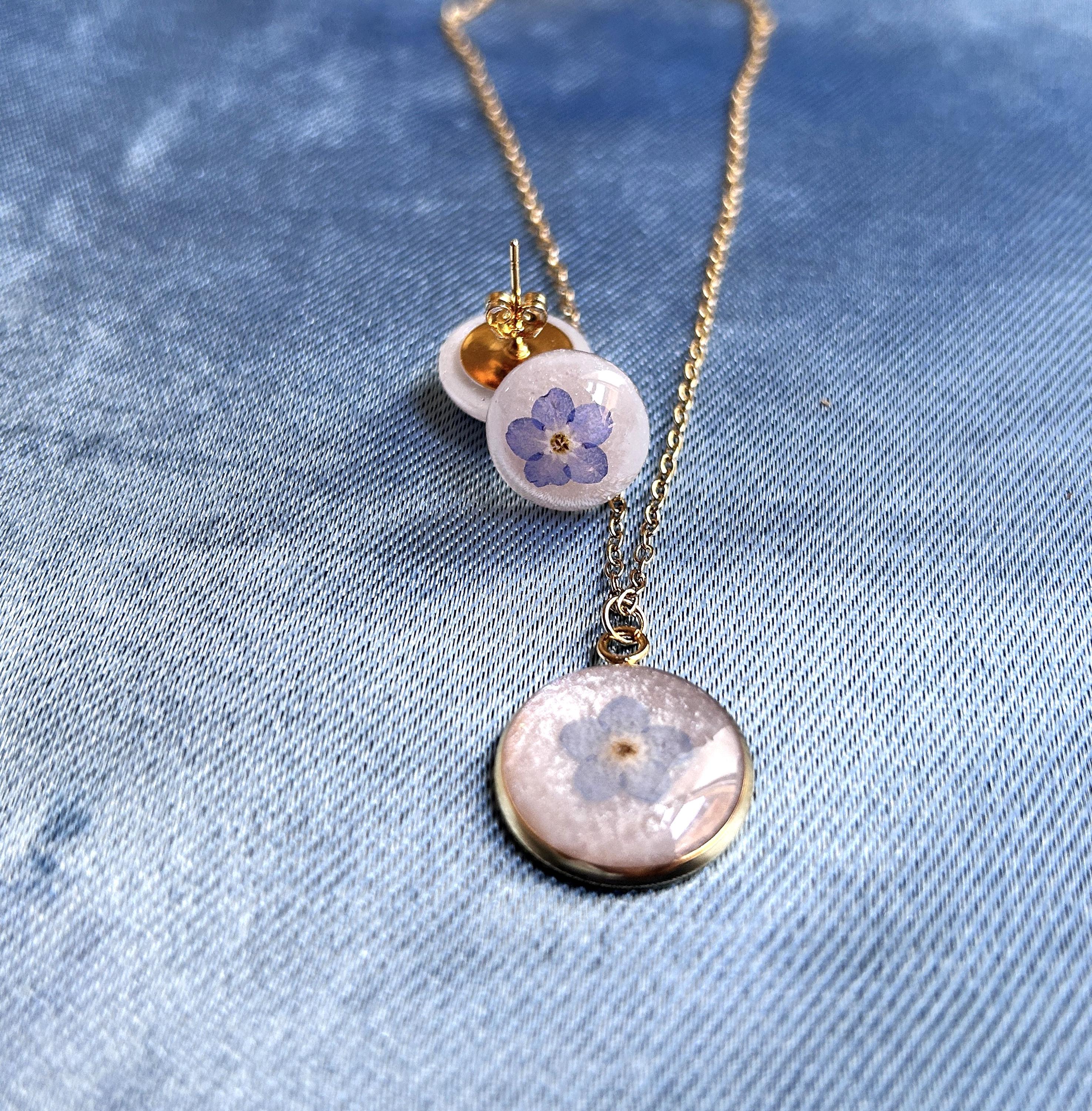 Parure de bijoux : collier et clous d'oreilles - résine et fleurs séchées