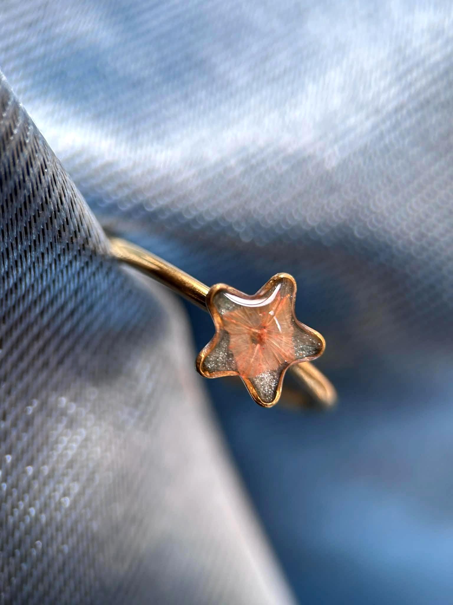 Bague réglable doré avec résine - paillettes - petites fleur séchée