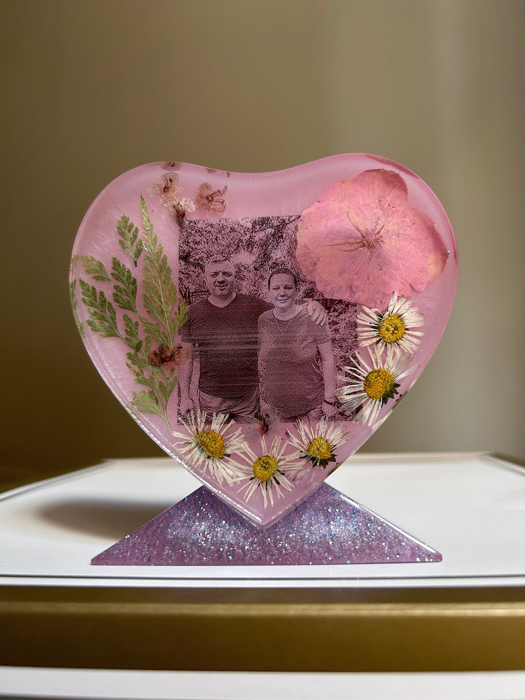 Coeur sur socle en résine - personnalisation avec photo et fleurs séchées