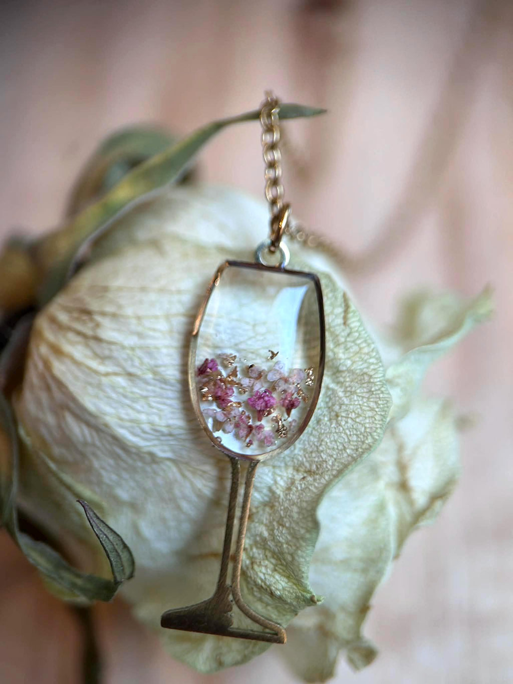 Collier doré - verre à vin - avec petites fleurs séchées