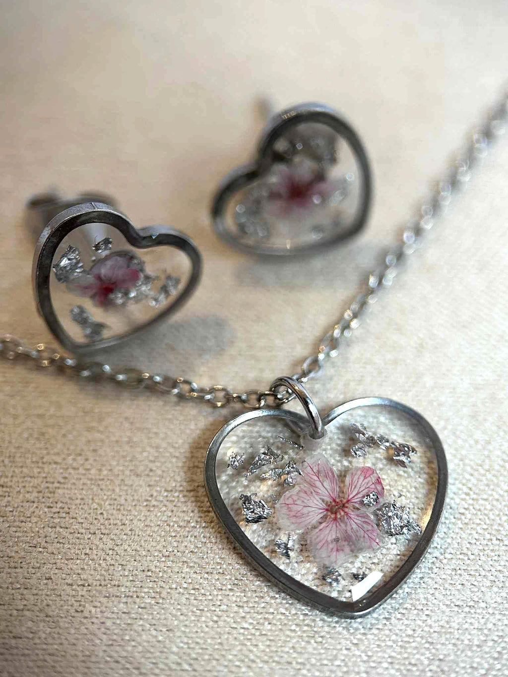 Parure de bijoux - coeurs avec fleurs séchées