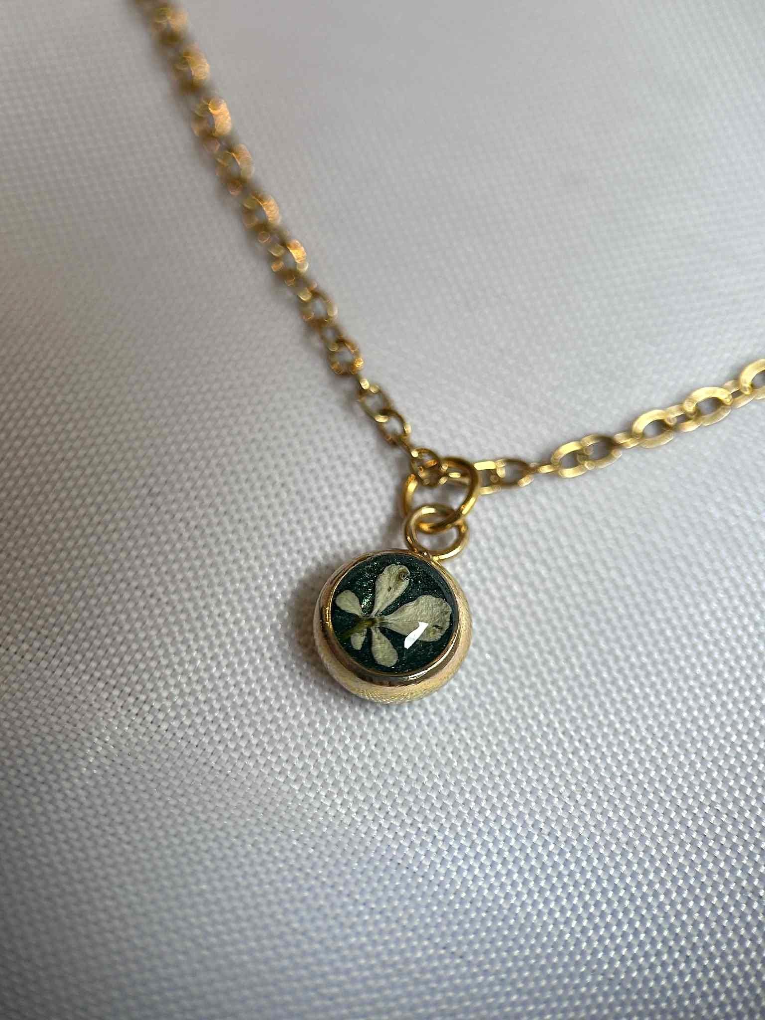 Collier doré minimaliste - petite fleur séchée
