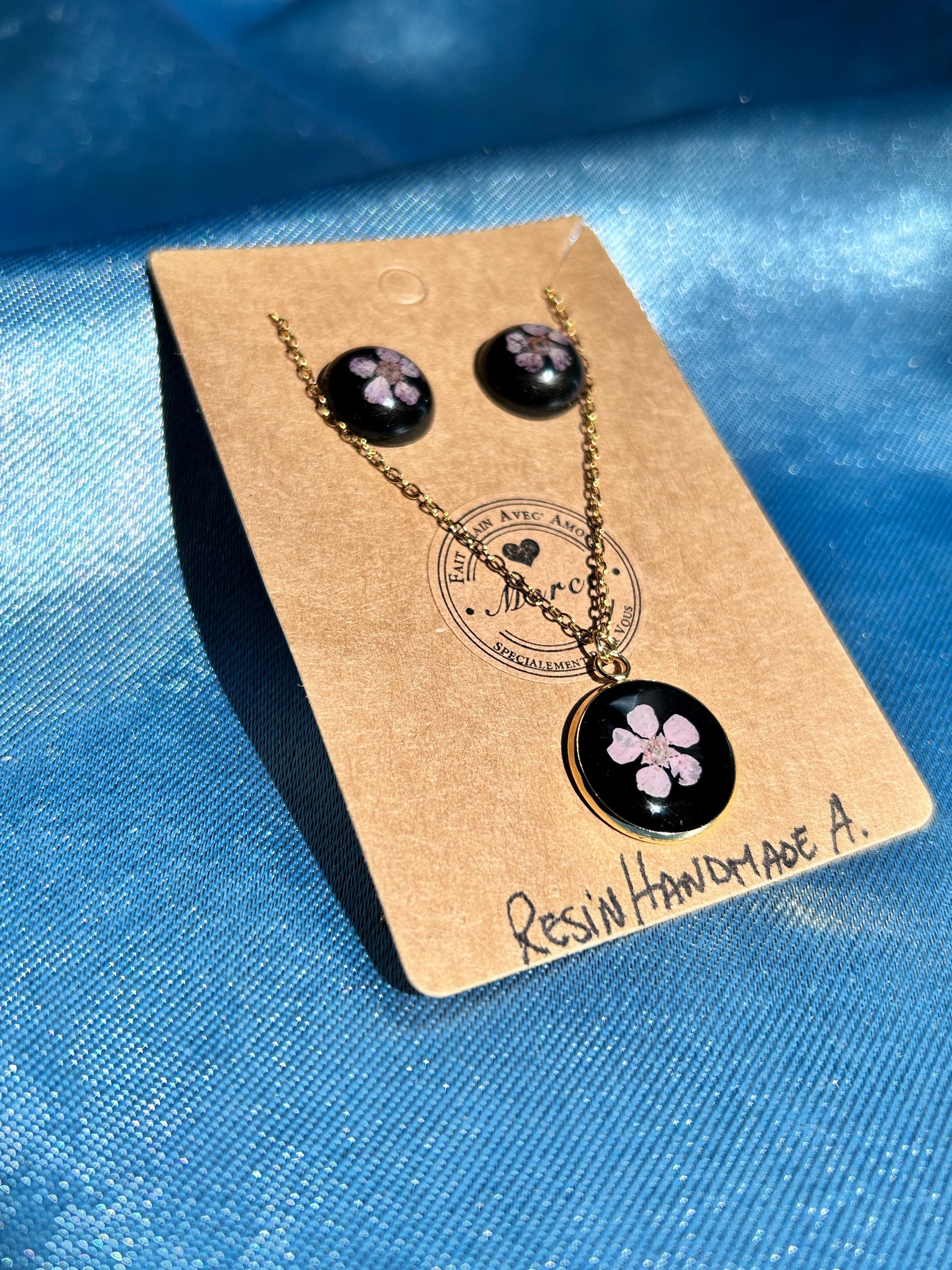 Parure de bijoux : collier et clous d'oreilles - résine et fleurs séchées
