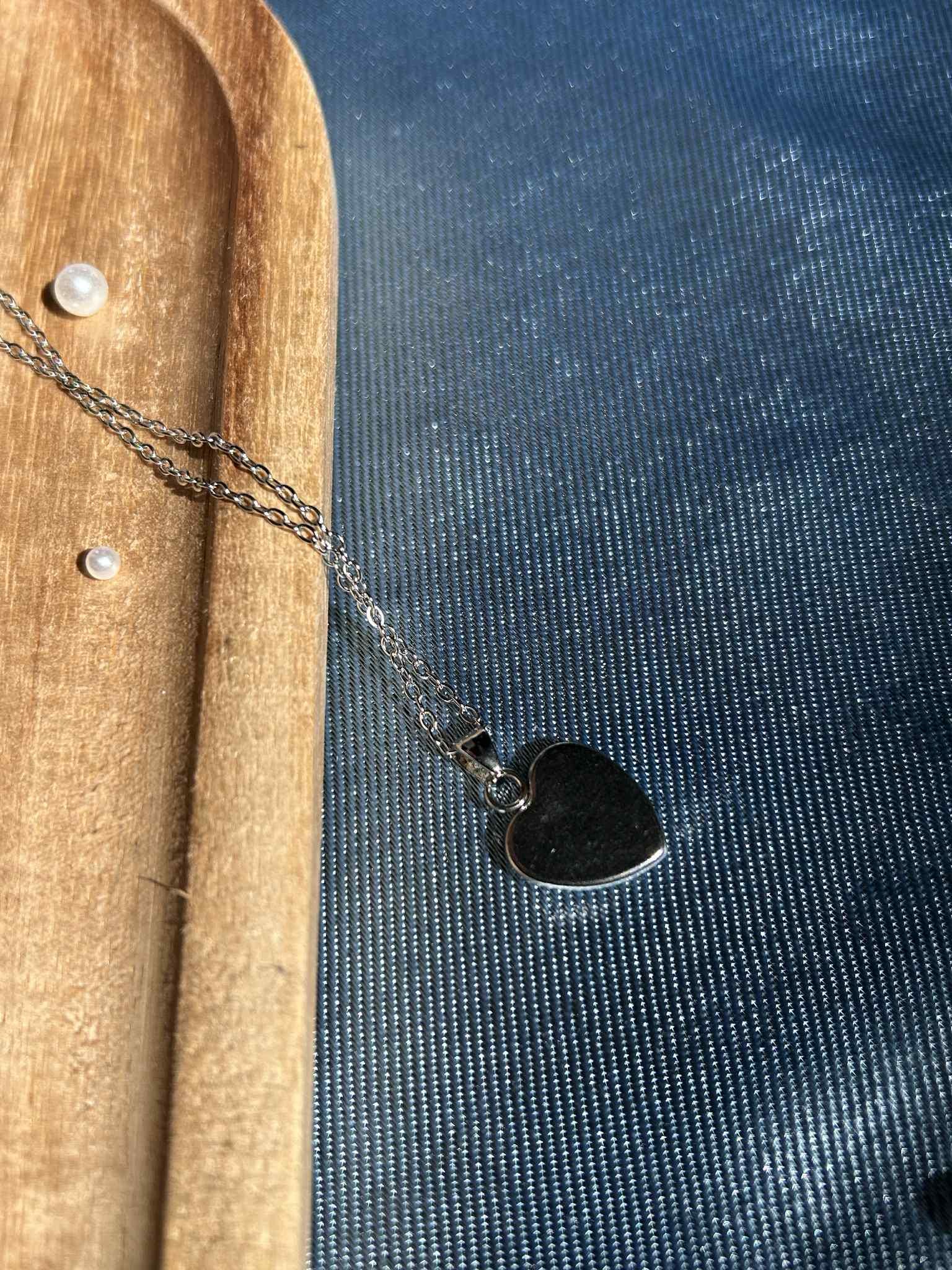 Collier personnalisé avec lait maternel, mèche de cheveux, initiale et fleurs séchées - souvenir de naissance bébé