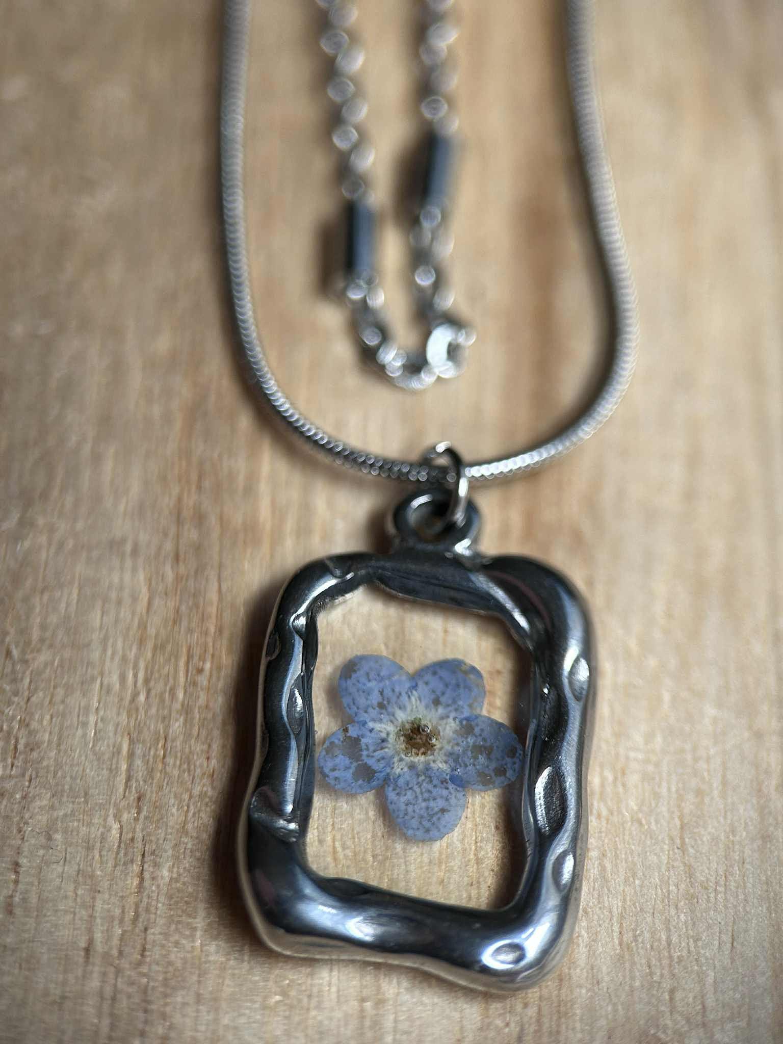 Collier double rang - pendentif cadre photo avec fleurs séchées