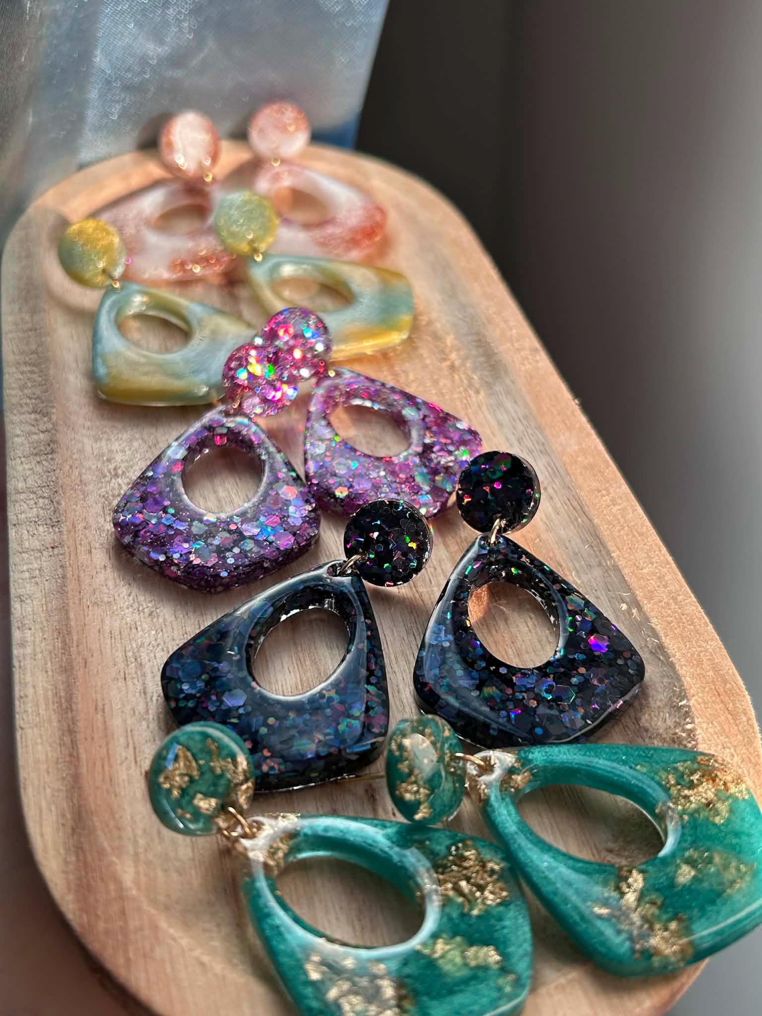 Boucles d'oreilles pendantes - résine et paillettes