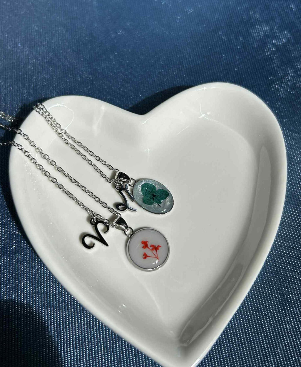 Collier personnalisé avec des fleurs aux couleurs du signe du zodiaque - fleurs séchées