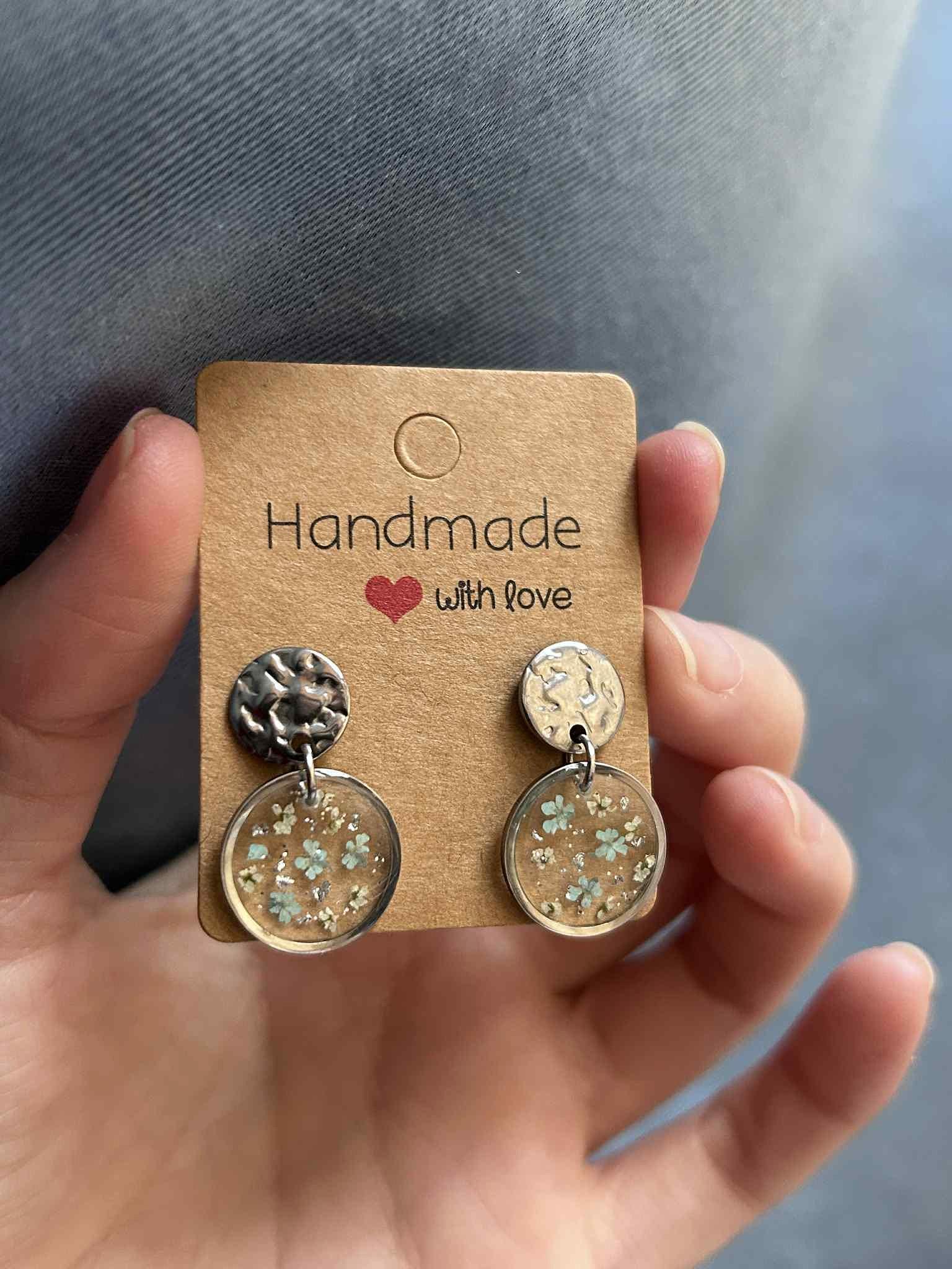 Boucles d'oreilles pendantes rondes en résine avec fleurs séchées