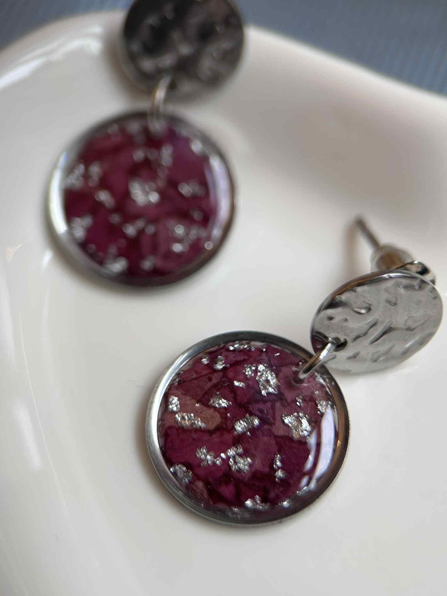 Boucles d'oreilles pendantes rondes en résine avec fleurs séchées