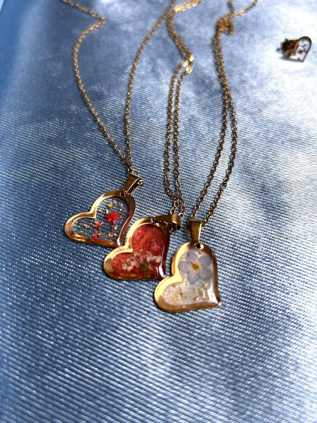 Parure de bijoux en forme de cœur, clous d'oreille et collier - myosotis