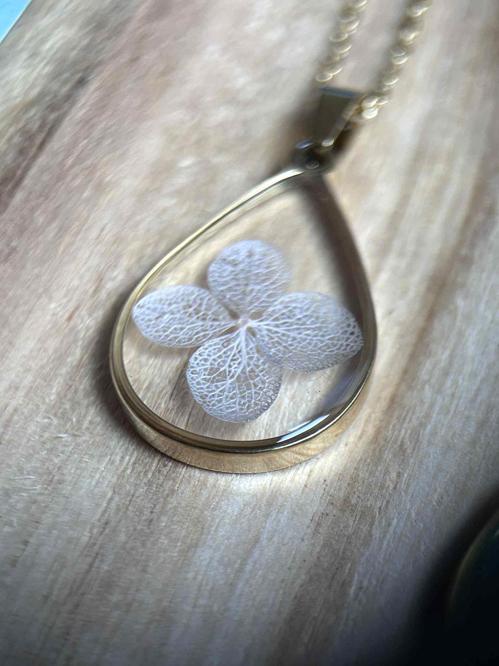 Collier avec pendentifs en forme de goutte - résine et fleurs séchées