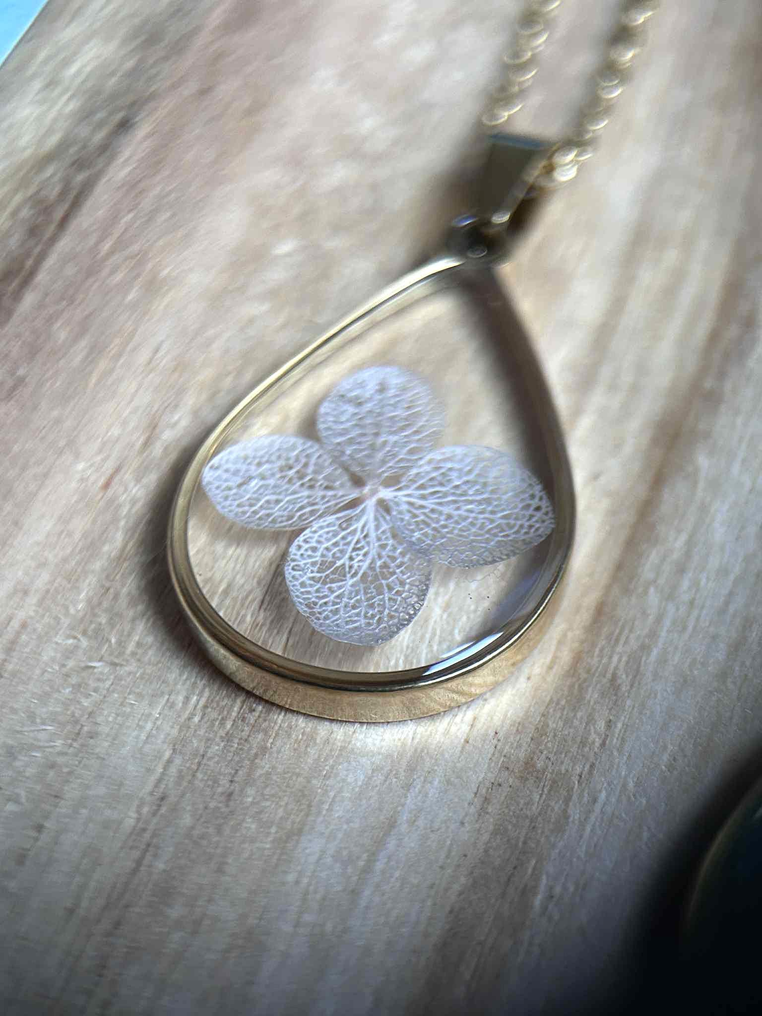 Collier avec pendentifs en forme de goutte - résine et fleurs séchées