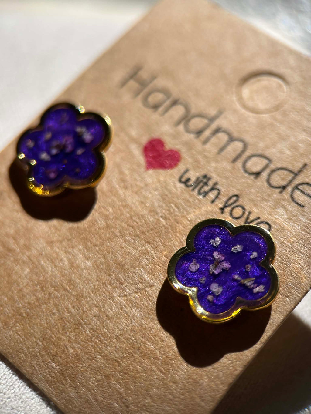 Boucles d'oreilles en résine dorée avec petites fleurs séchées