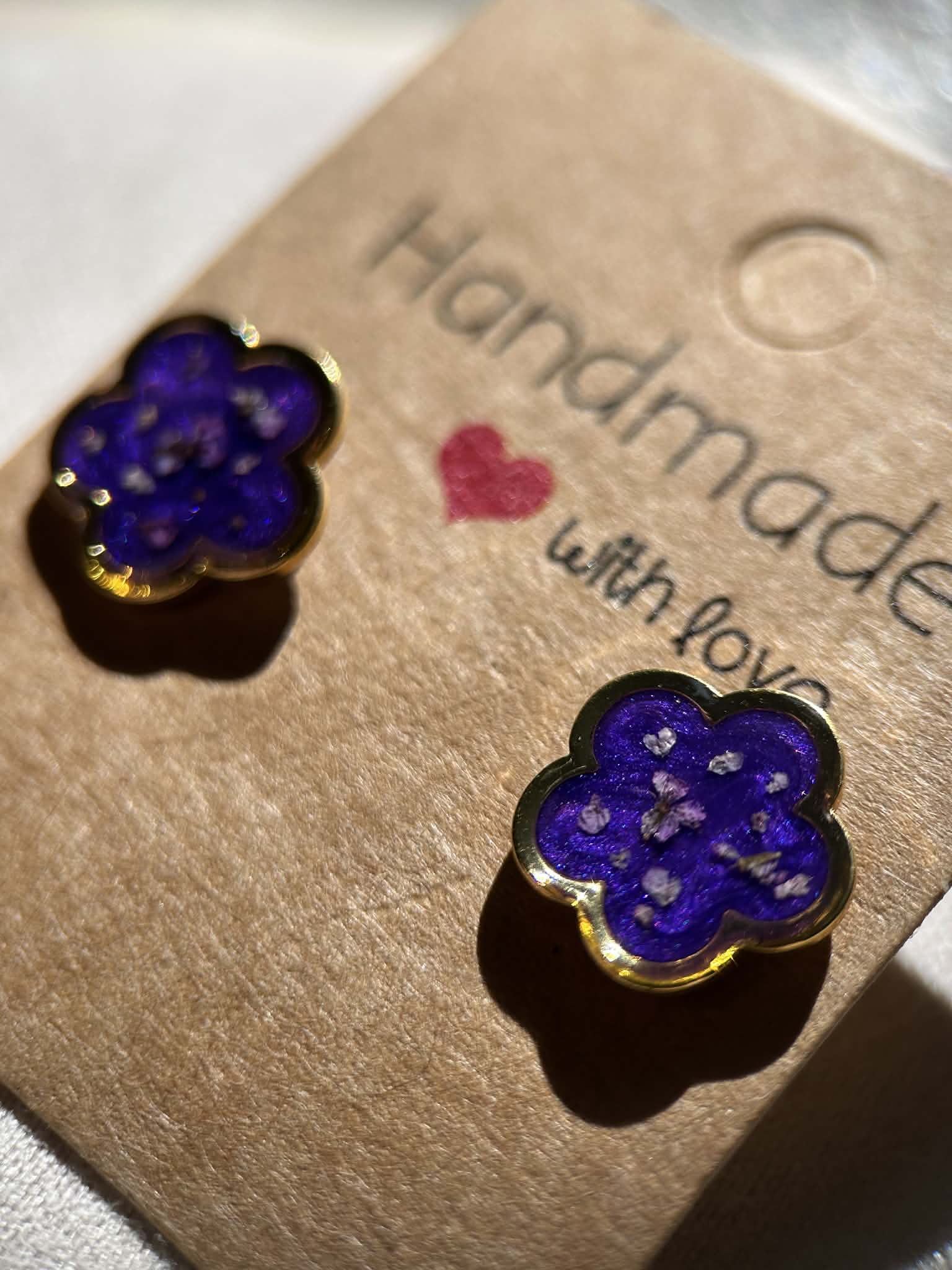 Boucles d'oreilles en résine dorée avec petites fleurs séchées