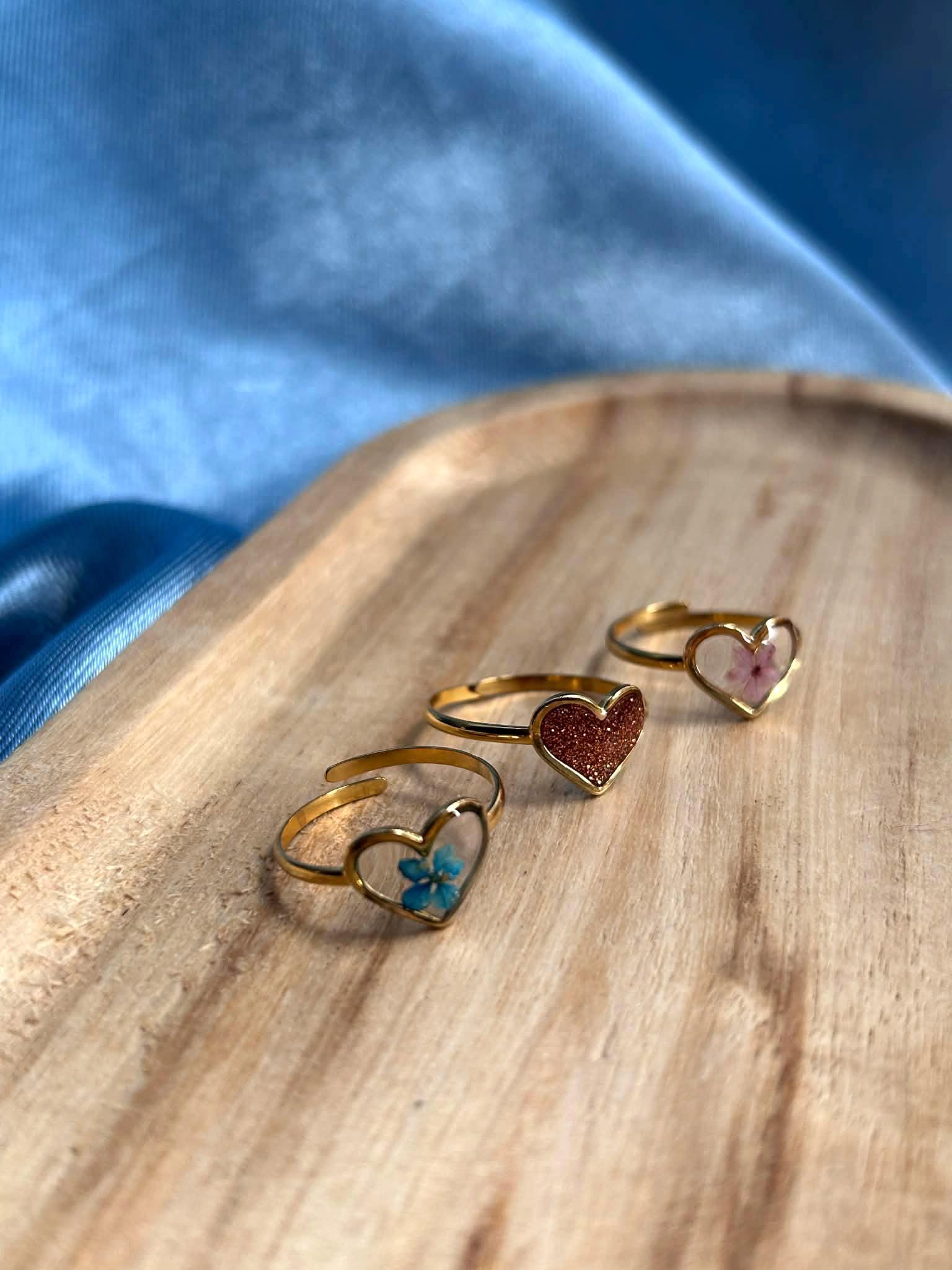 Bague ajustable en forme de cœur - fleurs séchées et paillettes