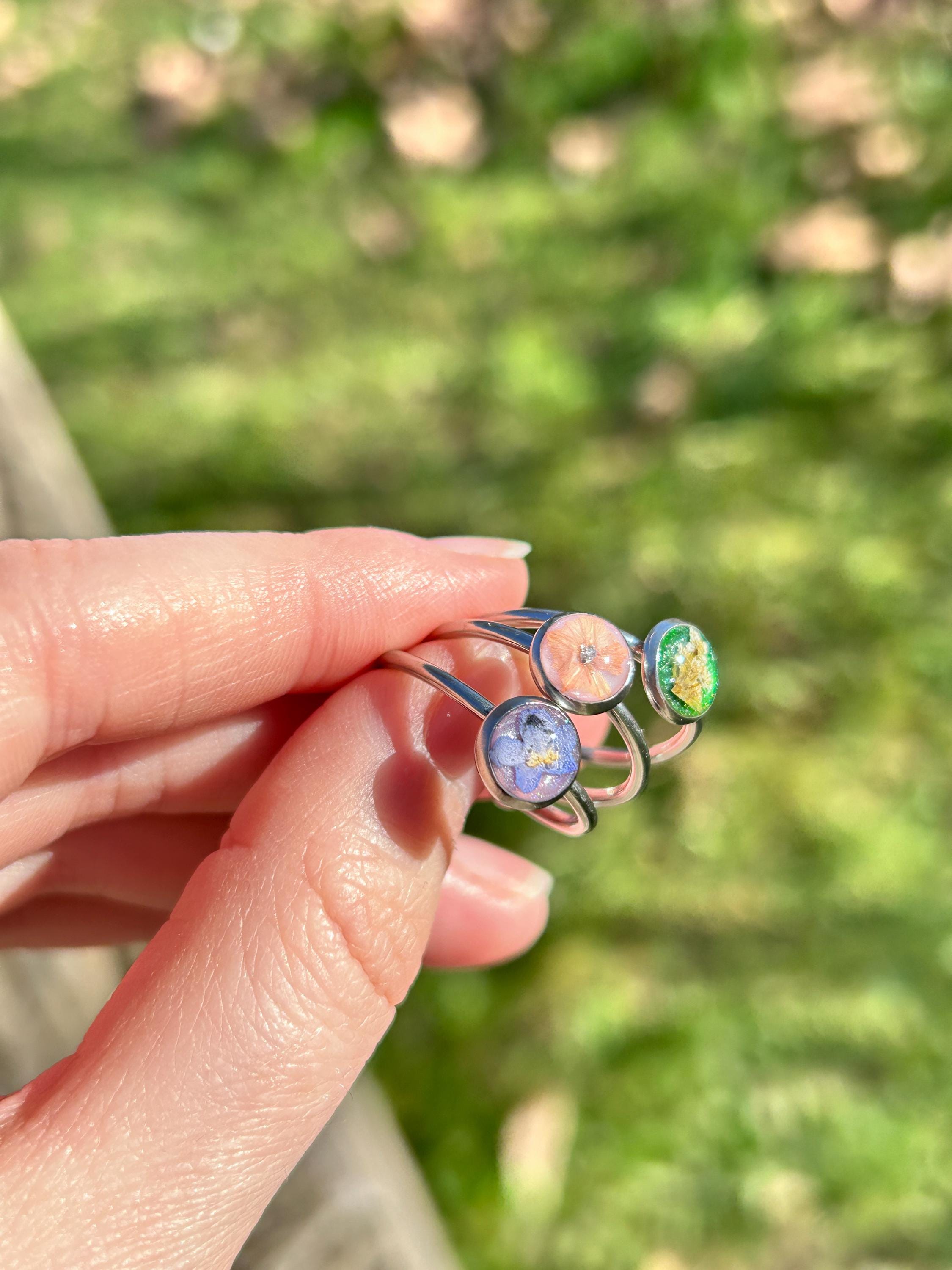 Bague réglable argentée avec motif floral en résine - rond